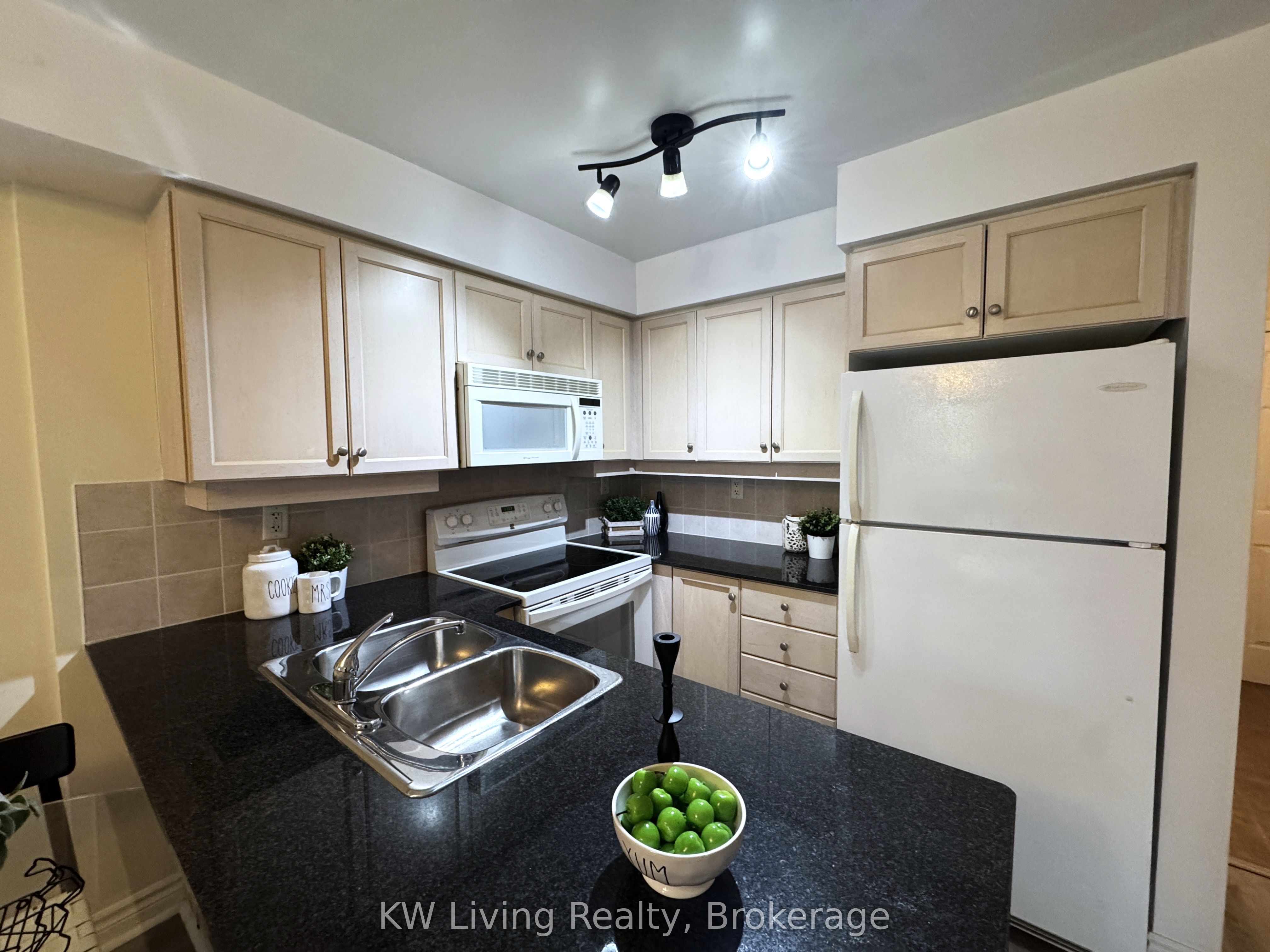 19 Barberry Place 204 Property Photo 6