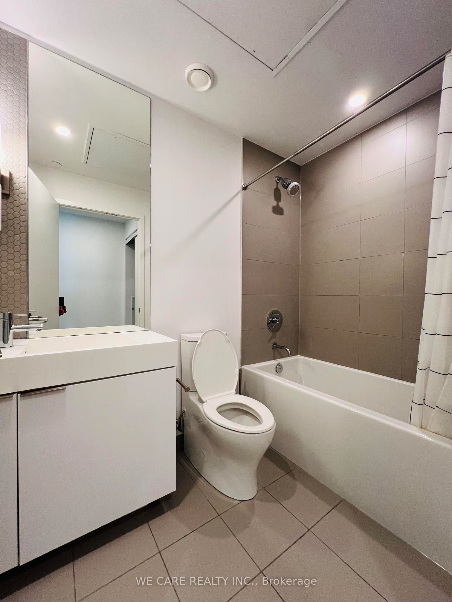 33 Helendale Avenue 2208 Property Photo 7