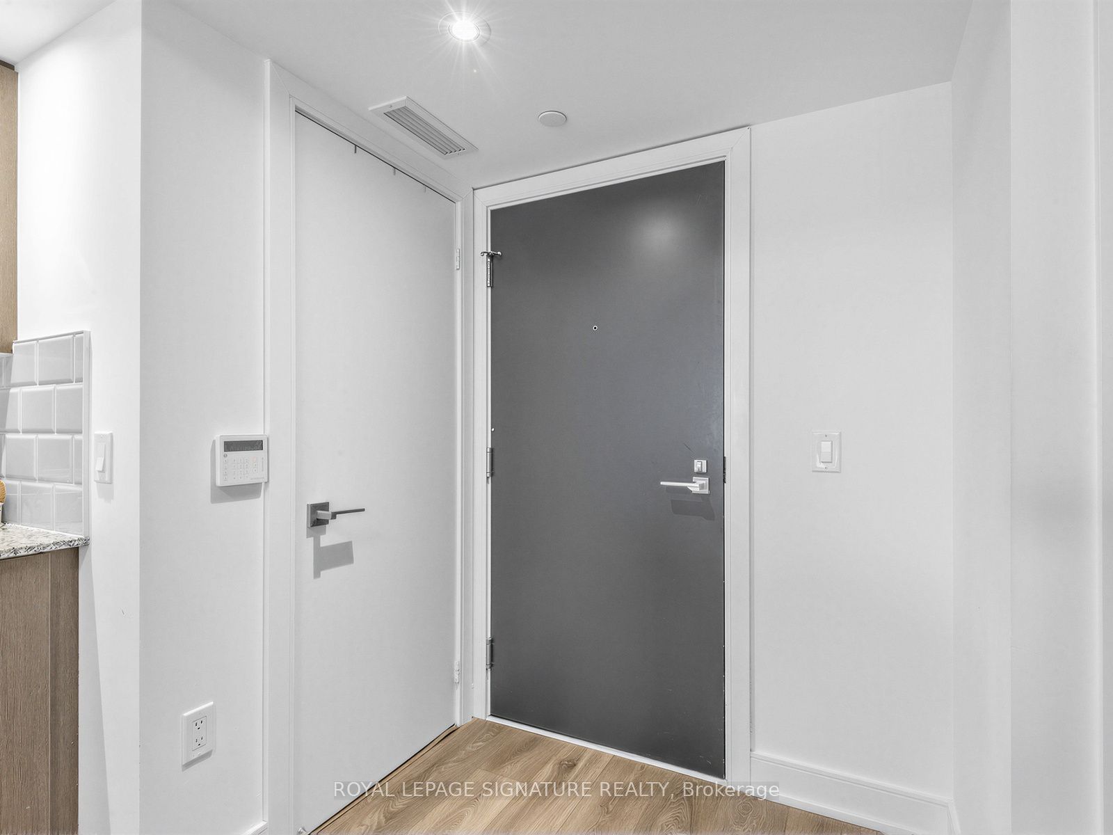 89 Mcgill Street 1204 Property Photo 3