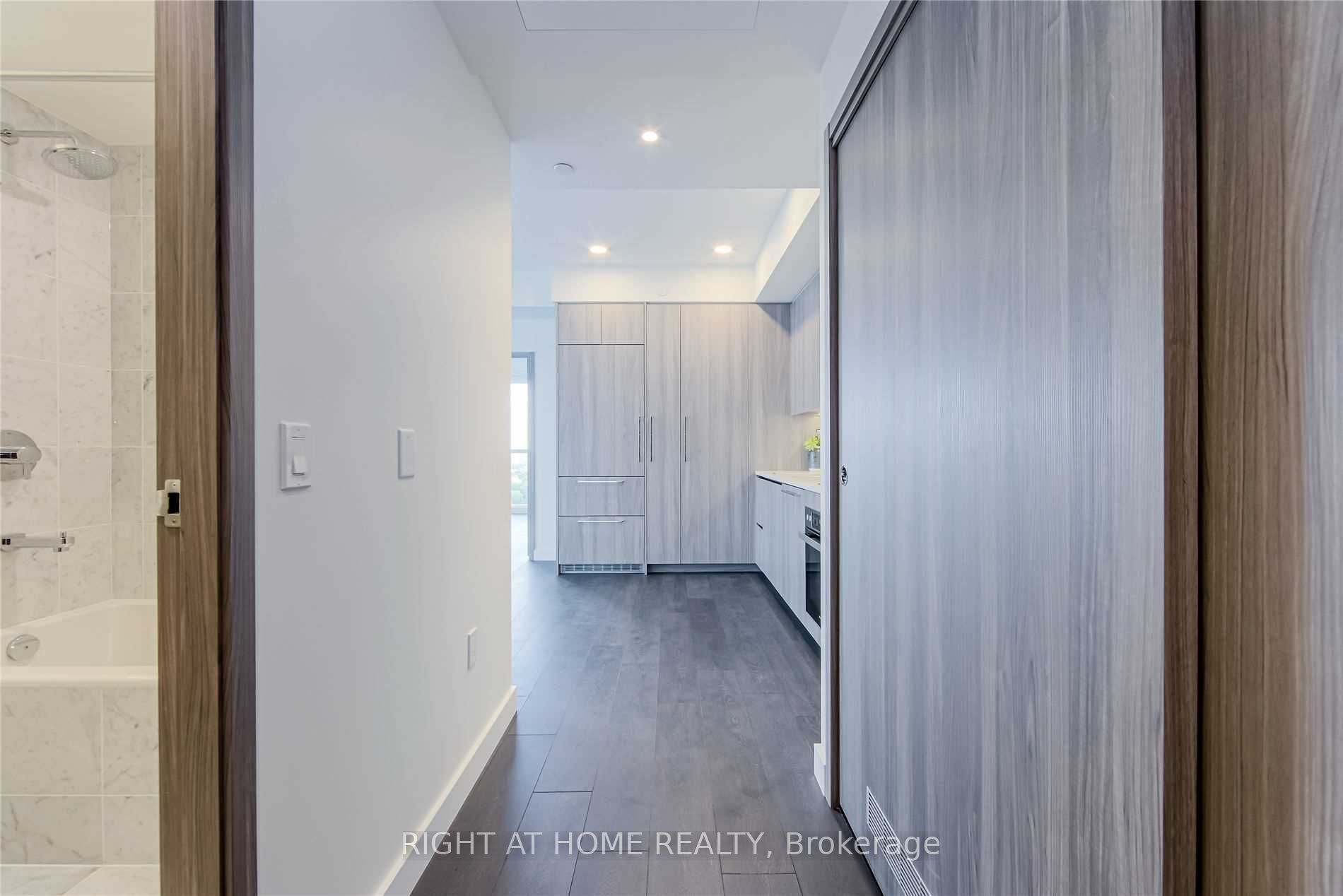 95 Mcmahon Drive 1602 Property Photo 5
