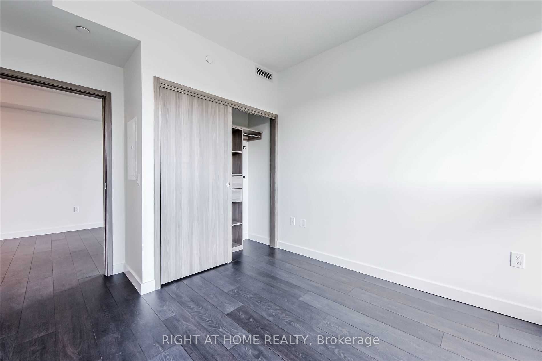 95 Mcmahon Drive 1602 Property Photo 16