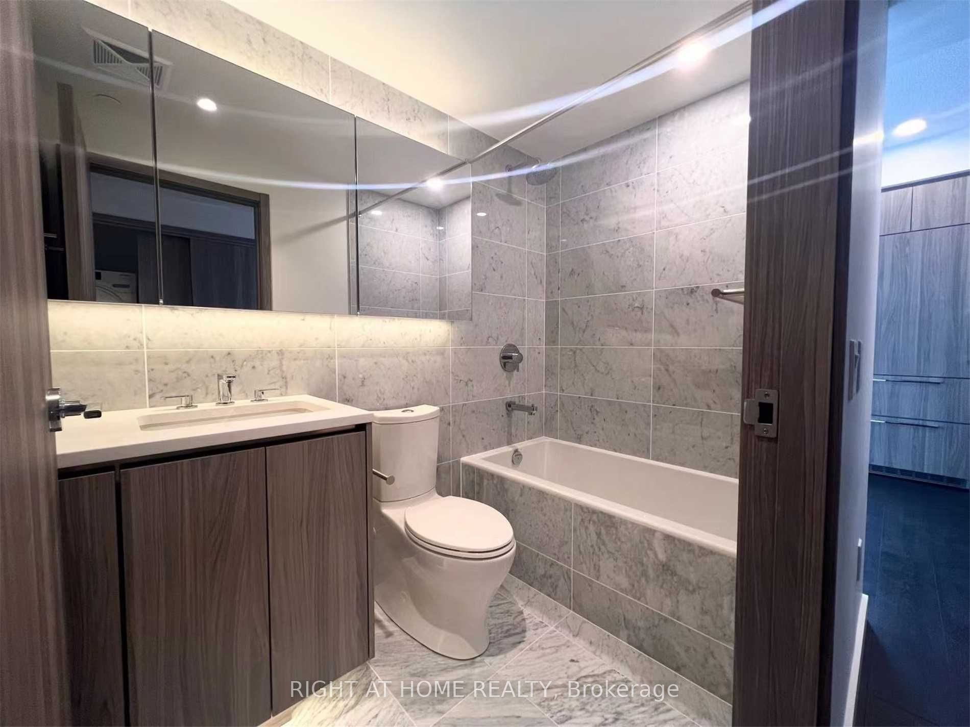 95 Mcmahon Drive 1602 Property Photo 17