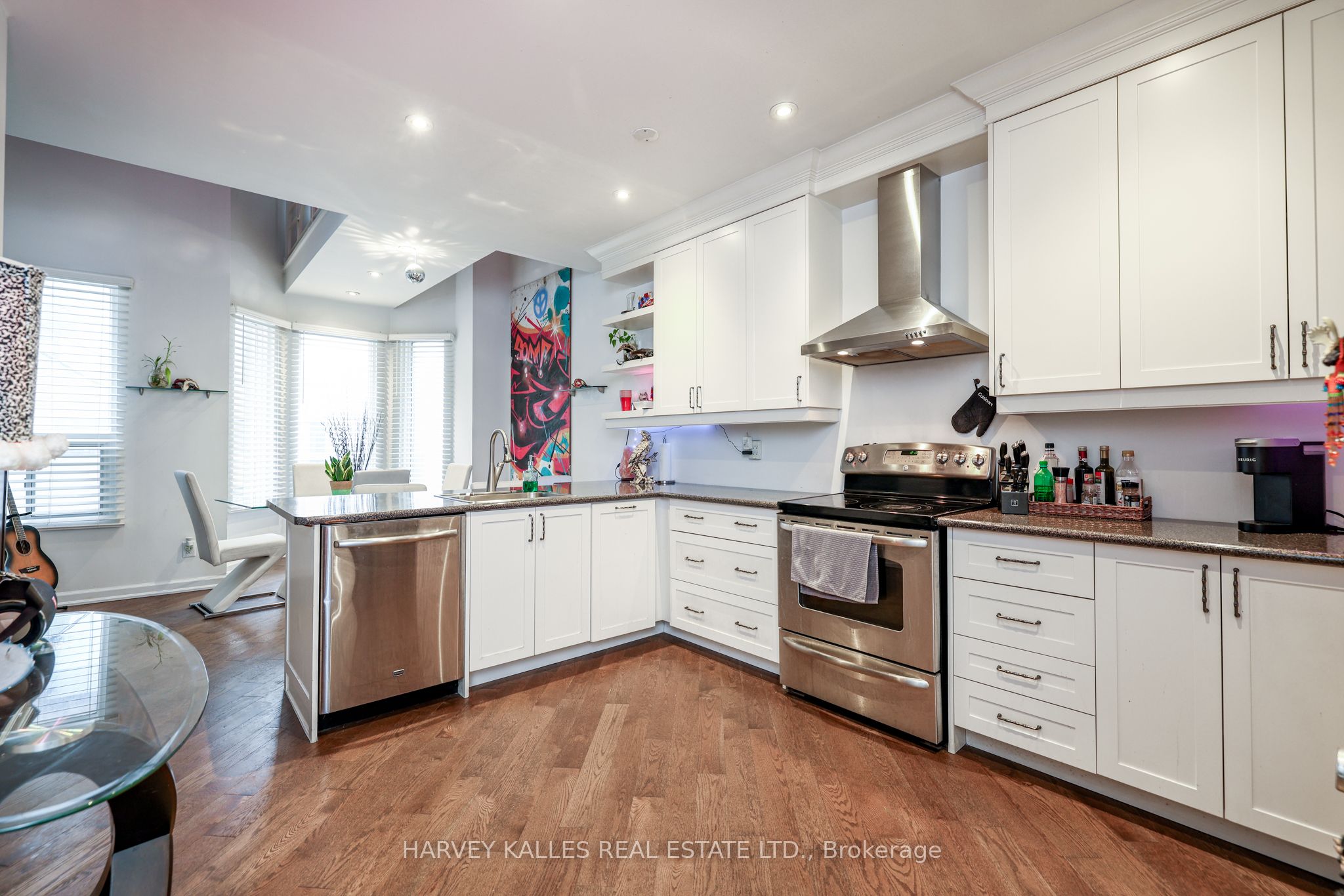 530 Richmond Street W Property Photo 3