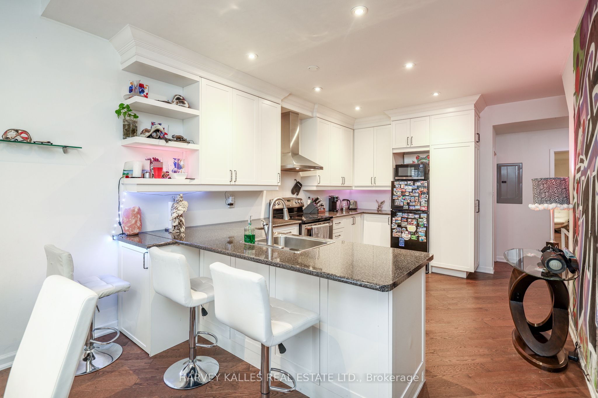 530 Richmond Street W Property Photo 6