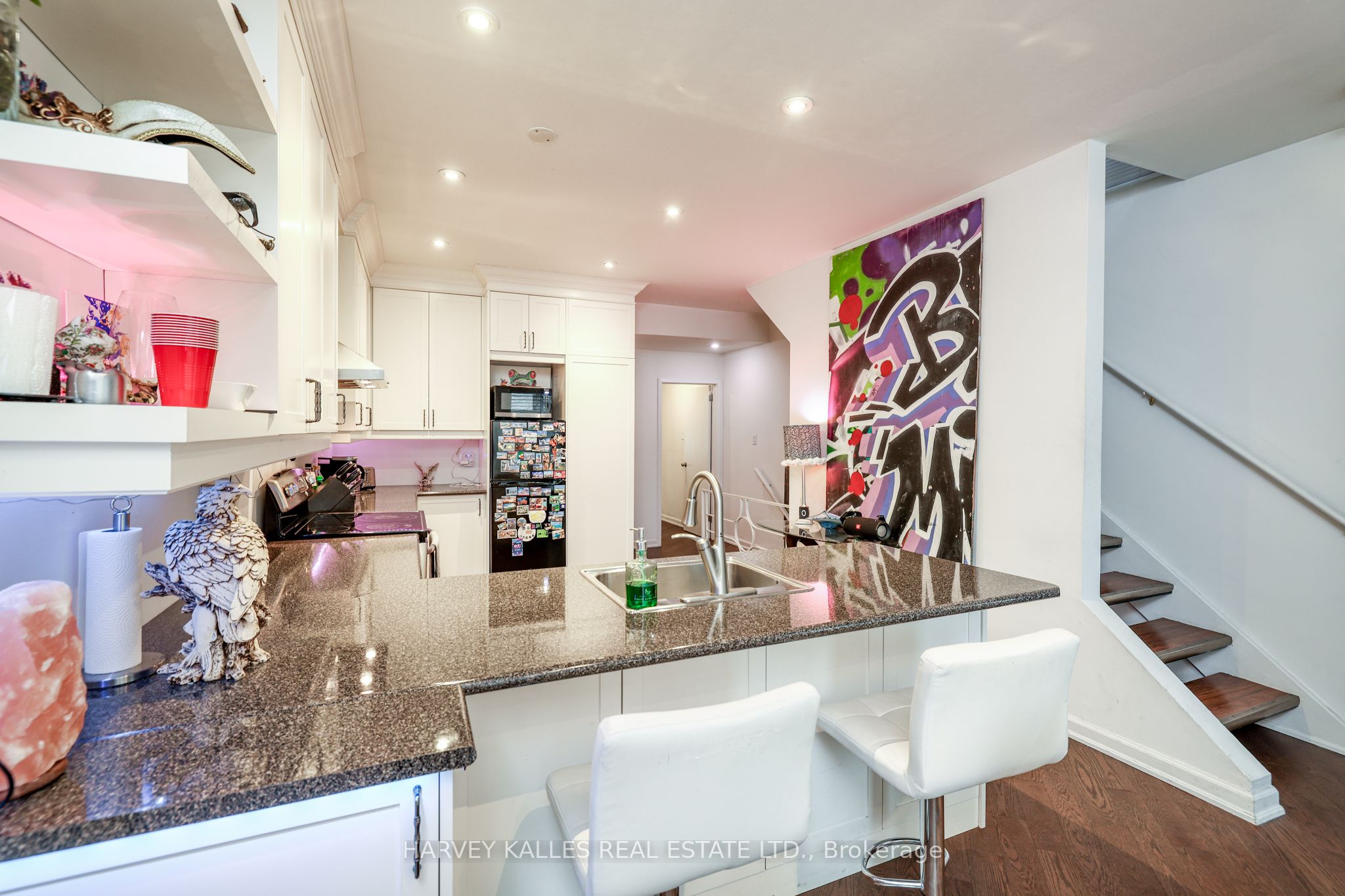 530 Richmond Street W Property Photo 7