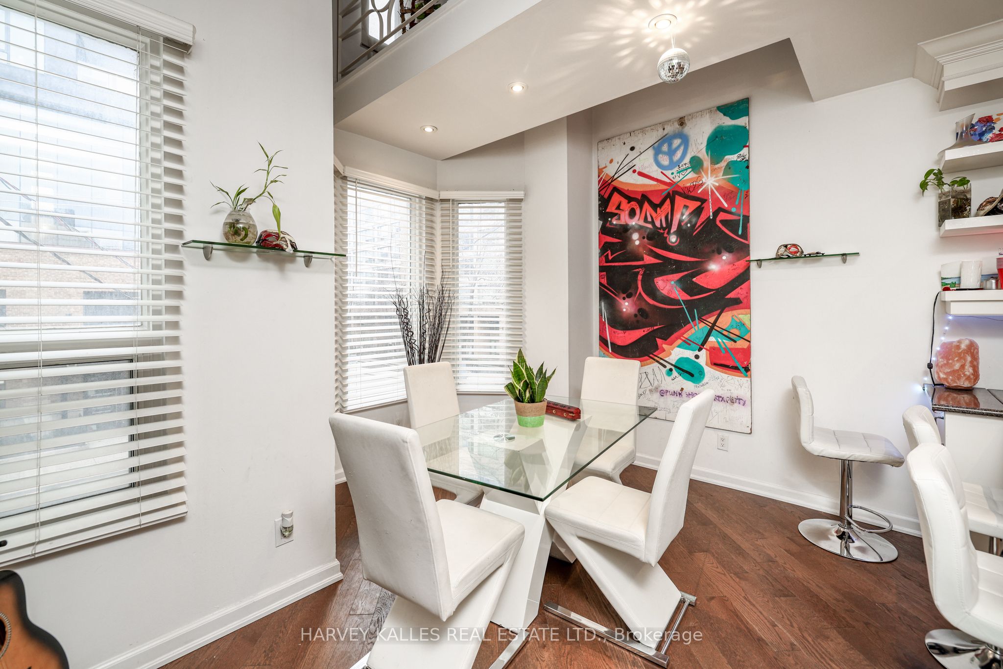 530 Richmond Street W Property Photo 8