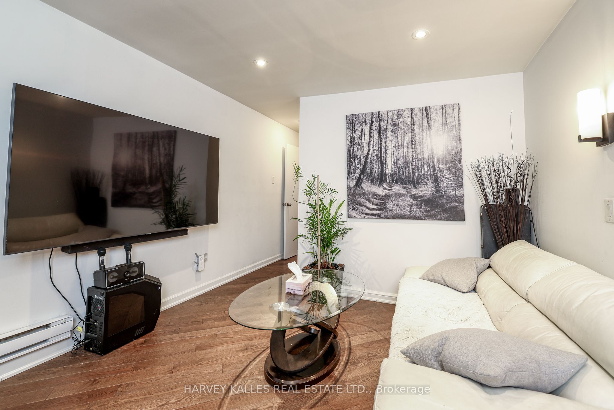 530 Richmond Street W Property Photo 10