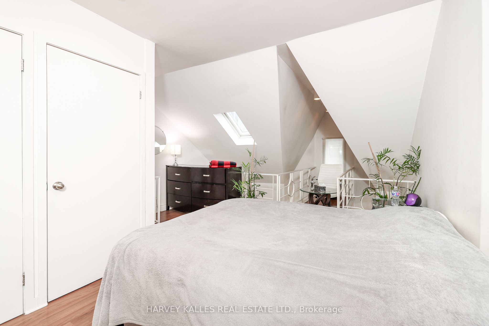 530 Richmond Street W Property Photo 12