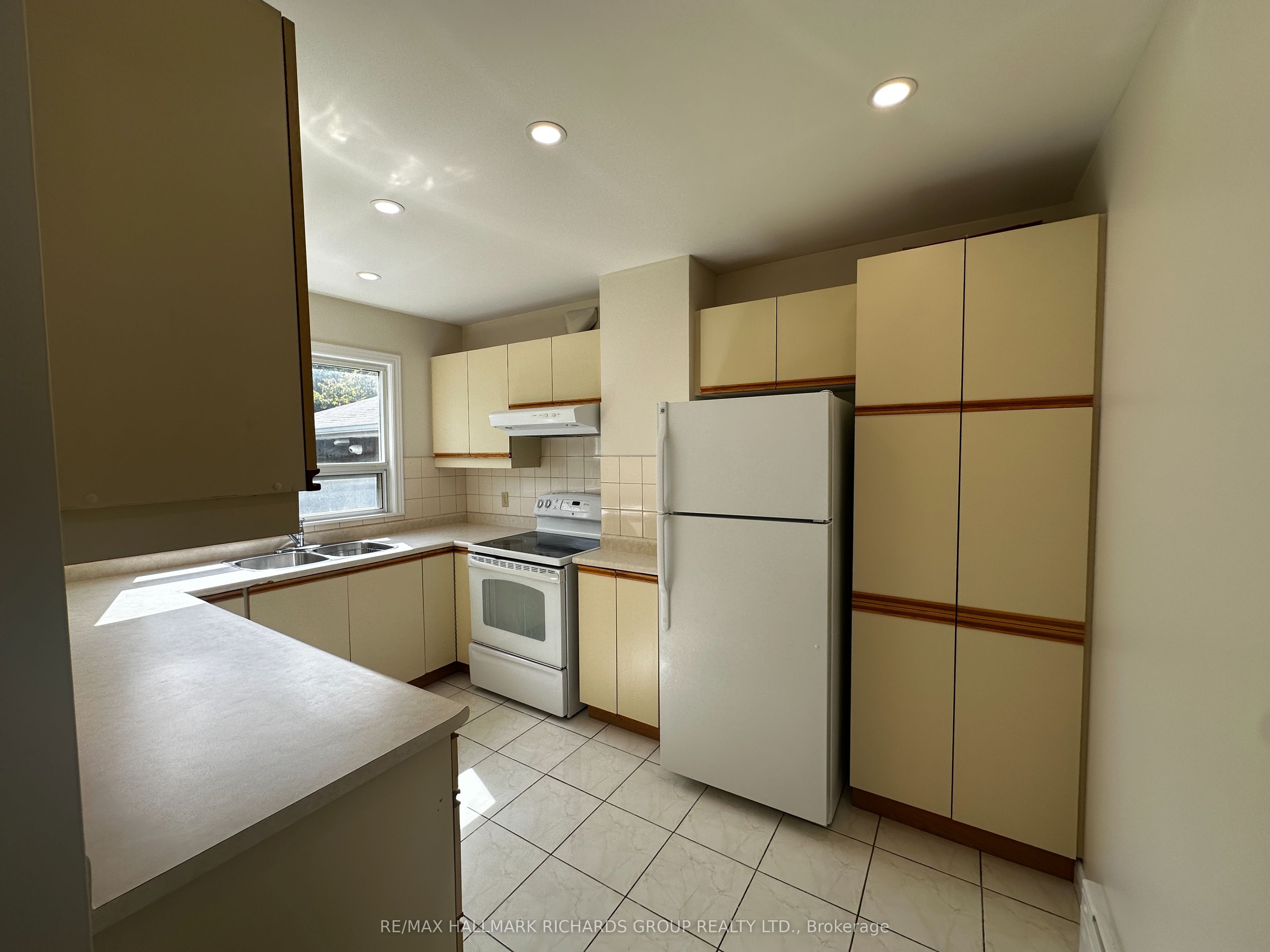 371 Cummer Avenue Property Photo 13