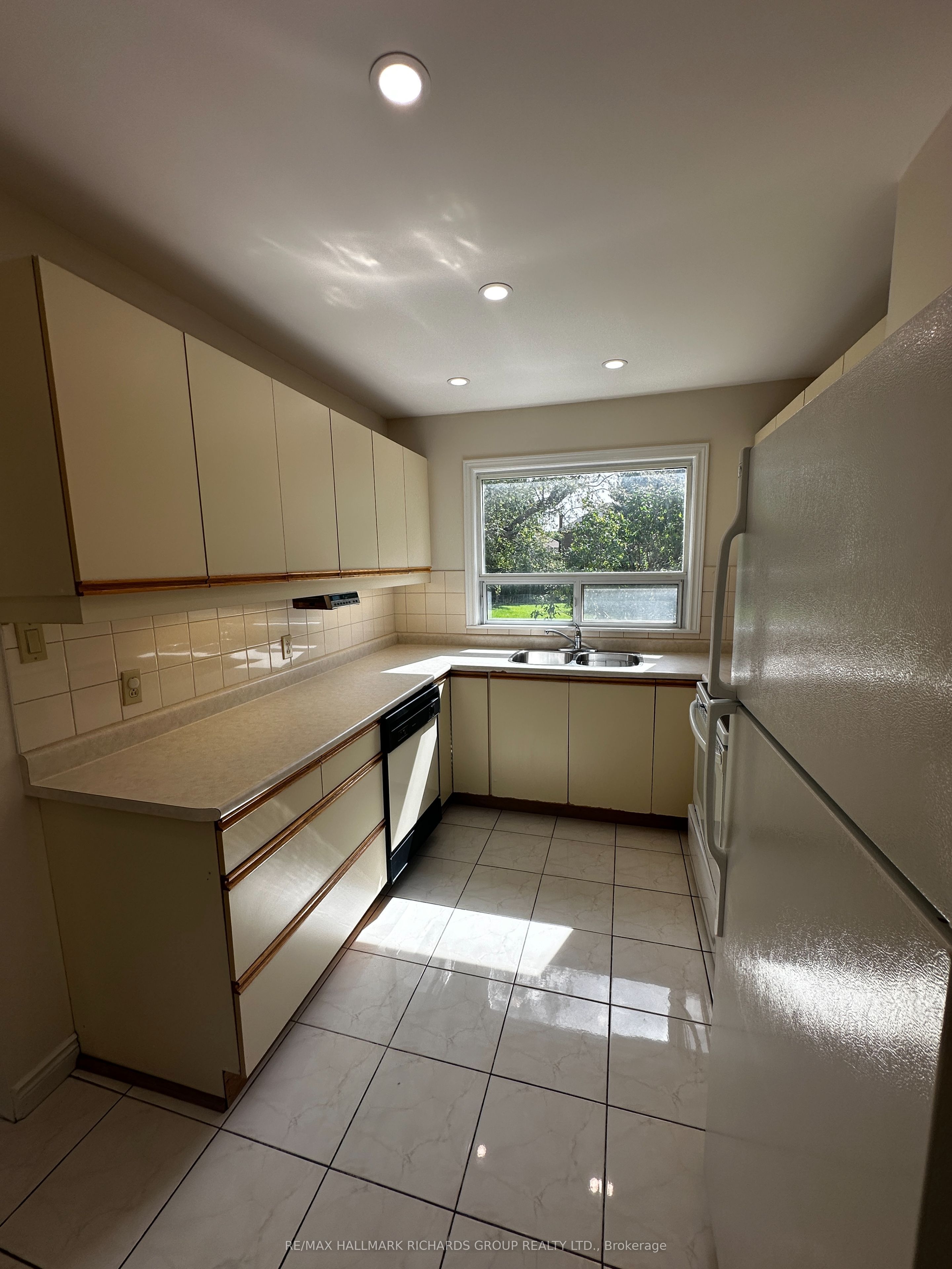 371 Cummer Avenue Property Photo 14