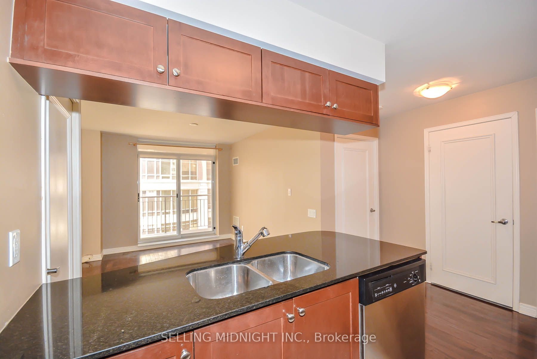 60 St Clair Avenue W 502 Property Photo 8