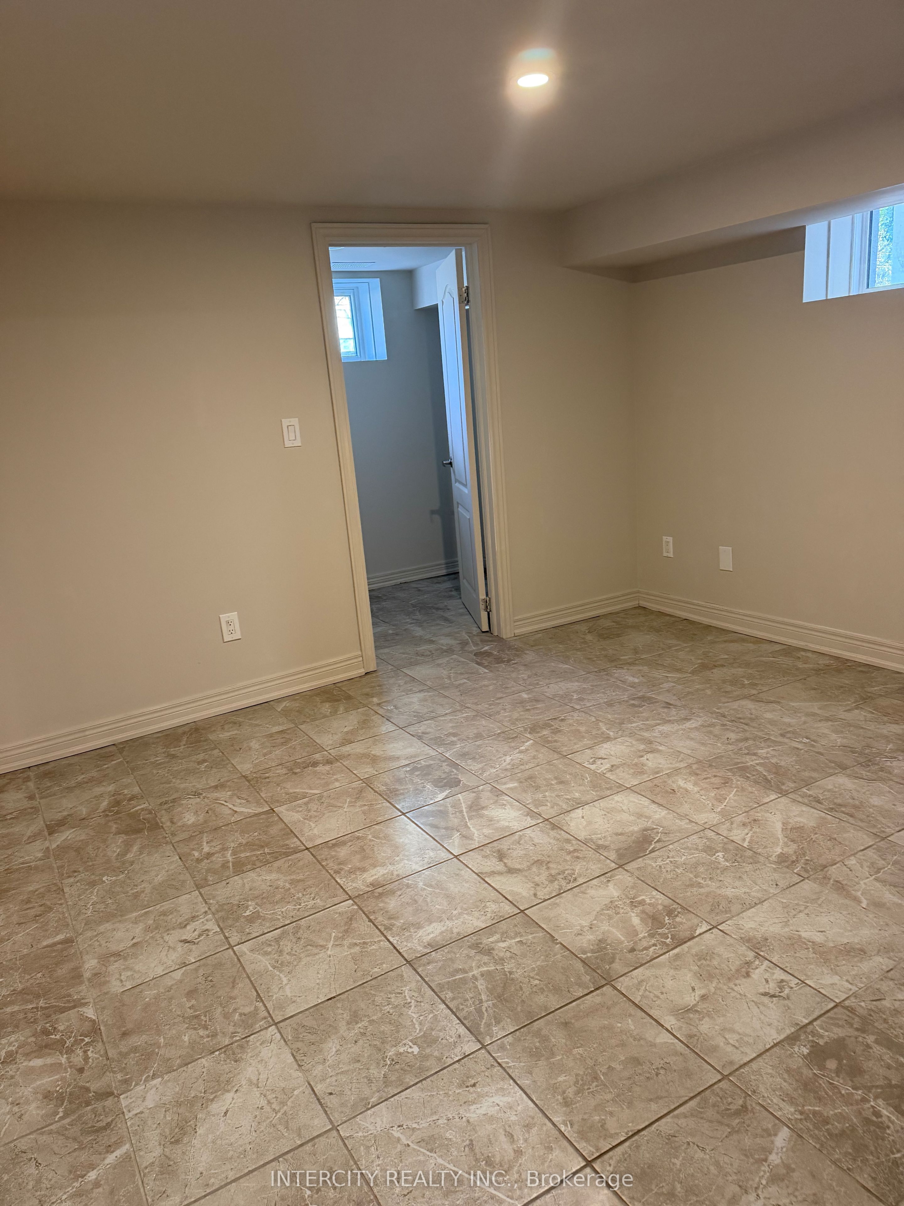 692 Northcliffe Boulevard Bsmt Property Photo 5