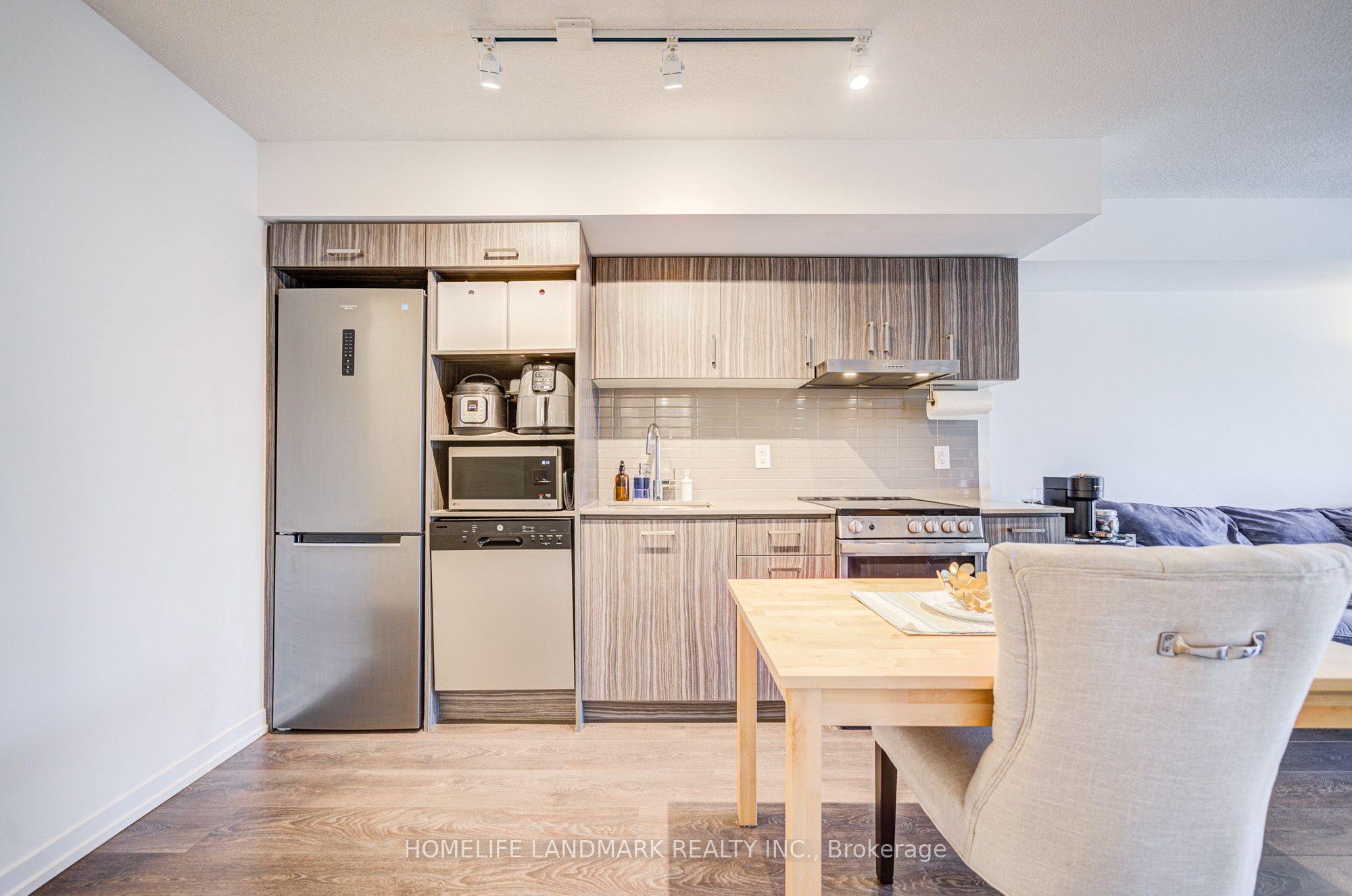 219 Dundas Street E 609 Property Photo 17