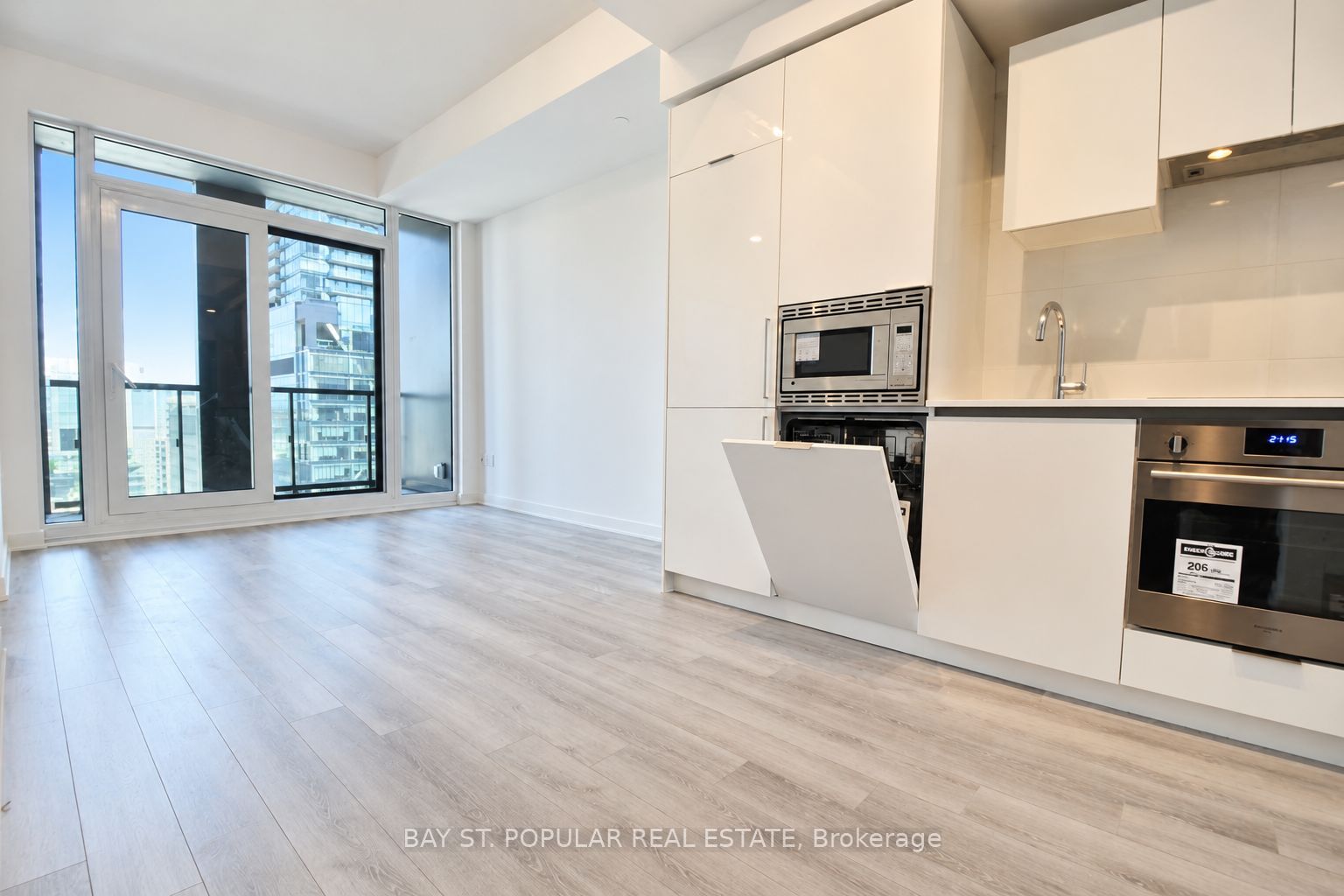 238 Simcoe Street 2101 Property Photo 2