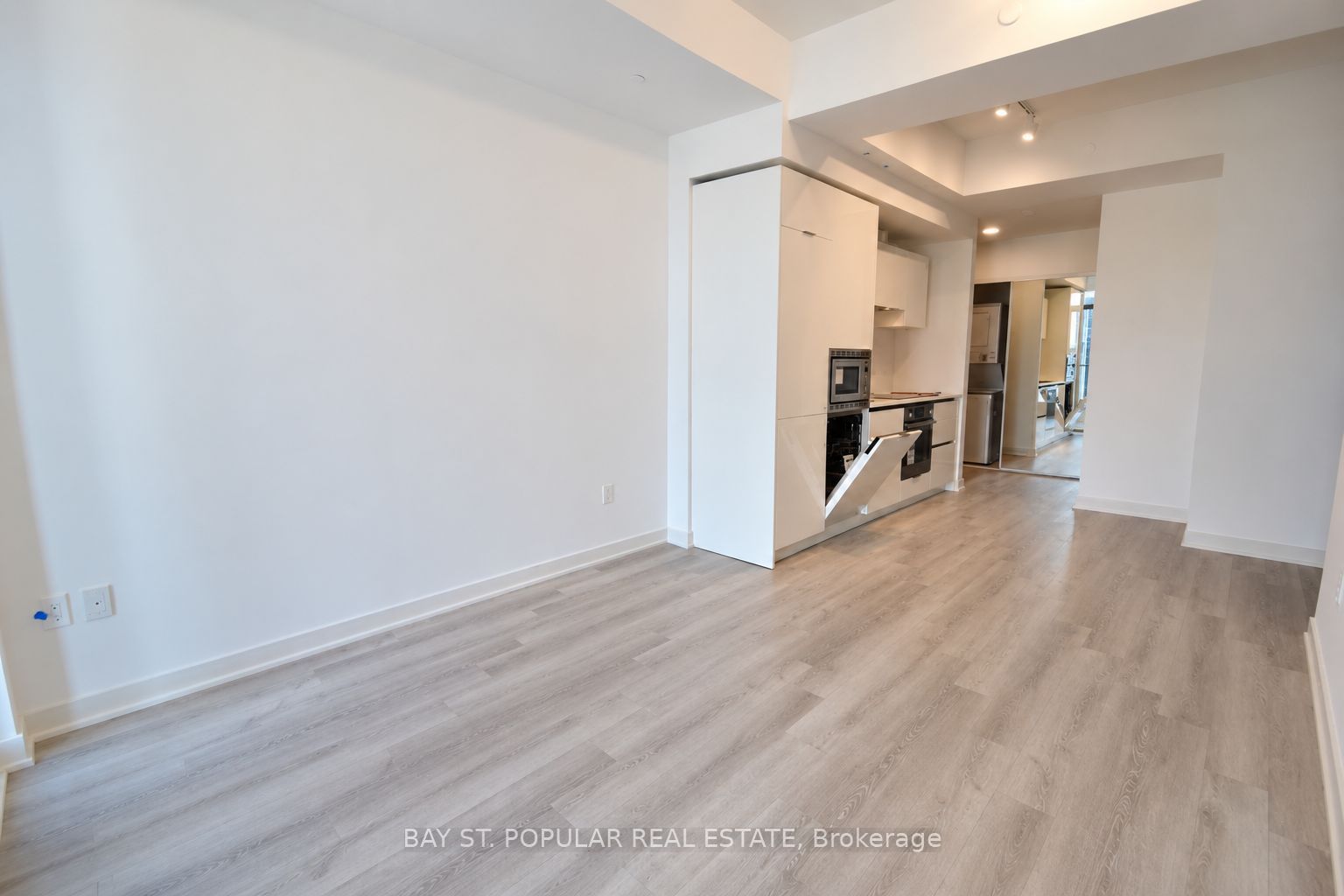 238 Simcoe Street 2101 Property Photo 3