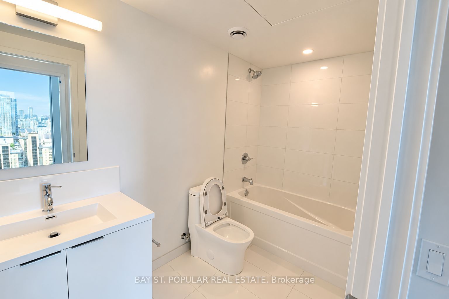 238 Simcoe Street 2101 Property Photo 4