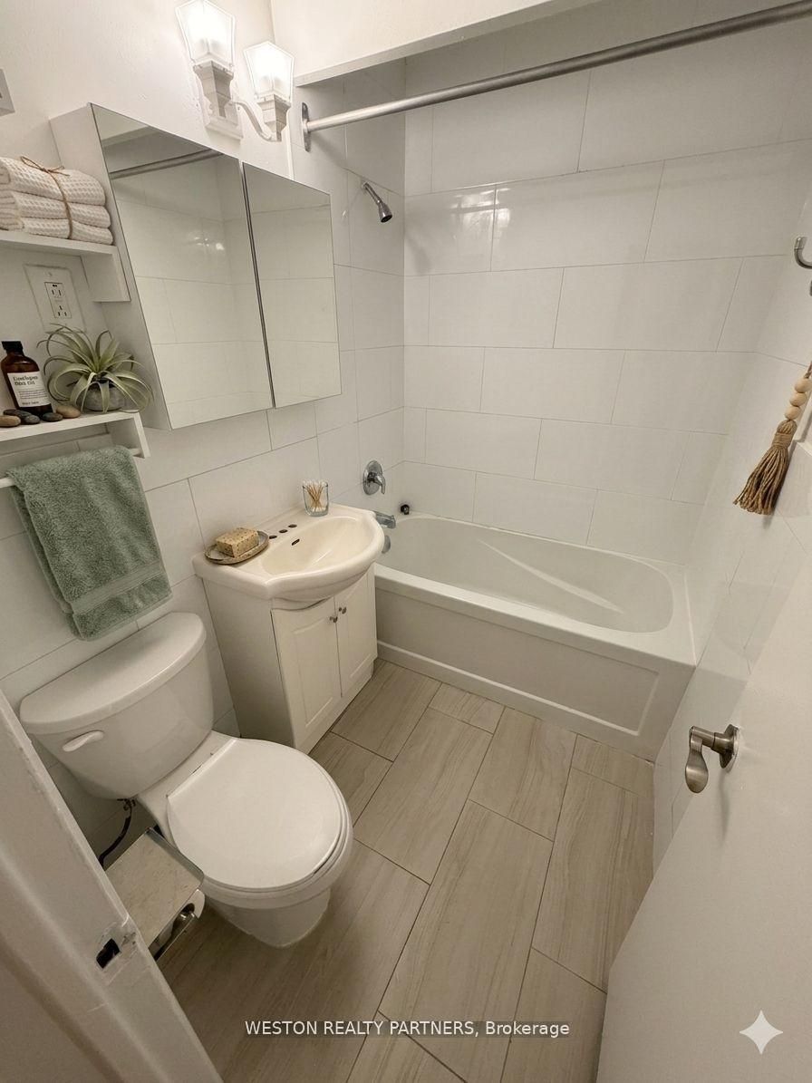 88 Wellesley Street E 709 Property Photo 5