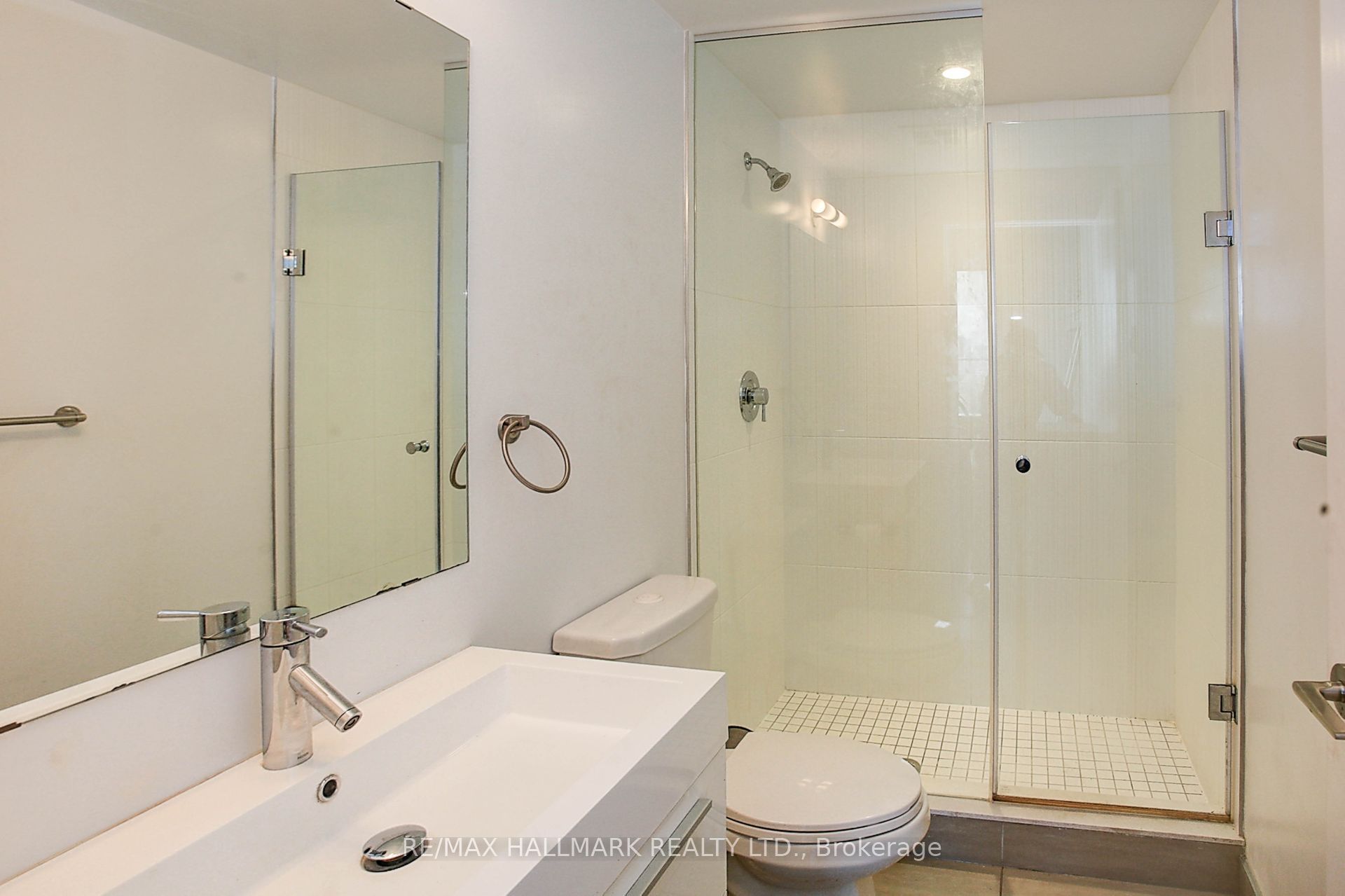297 College Street 1608 Property Photo 4
