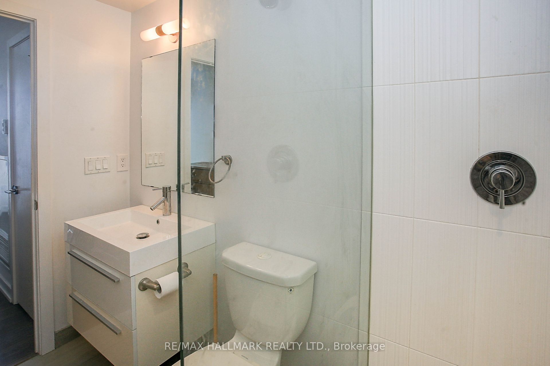 297 College Street 1608 Property Photo 5