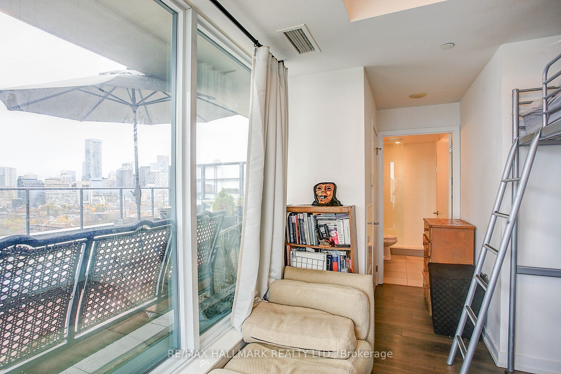 297 College Street 1608 Property Photo 6