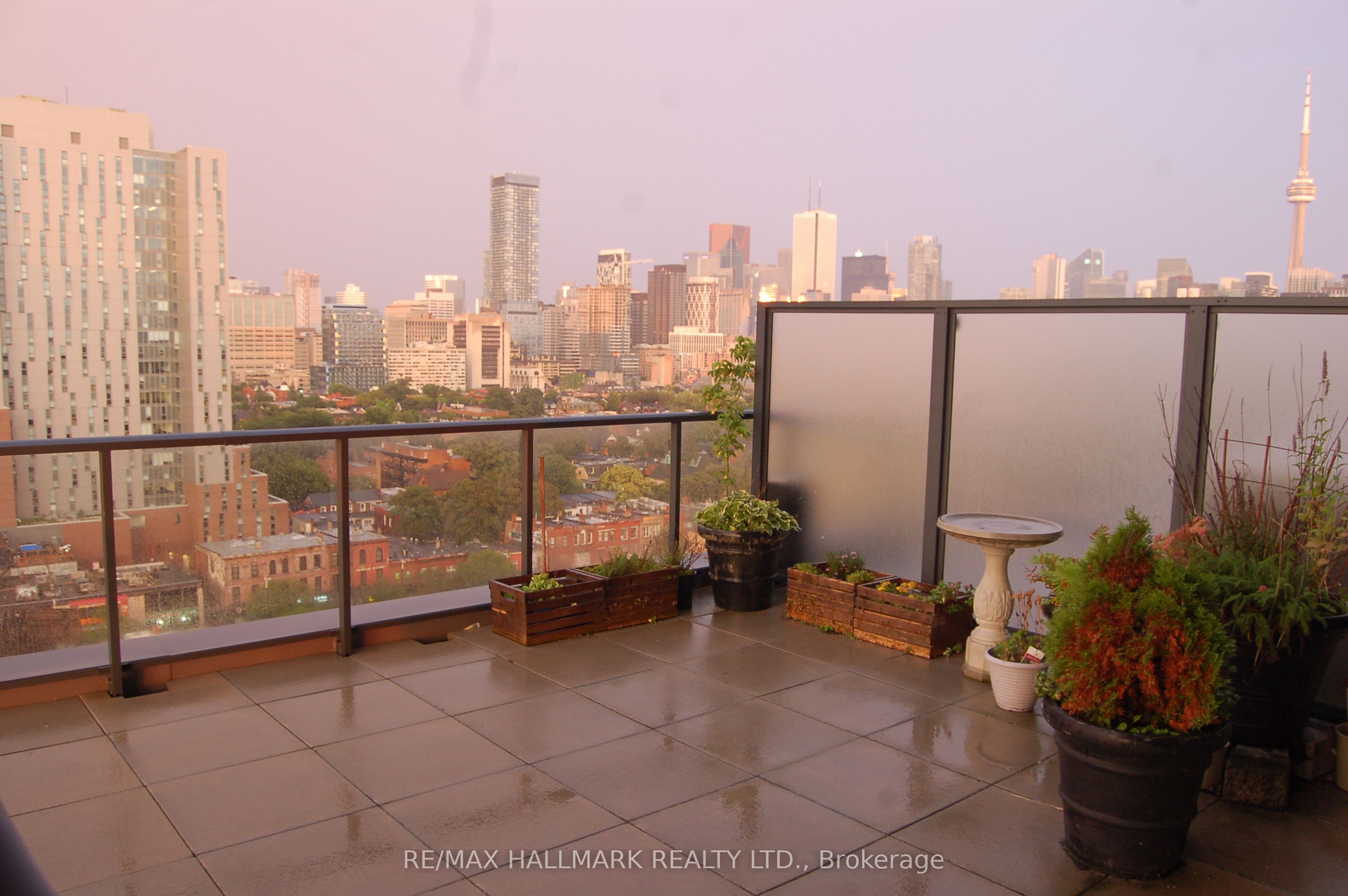 297 College Street 1608 Property Photo 11