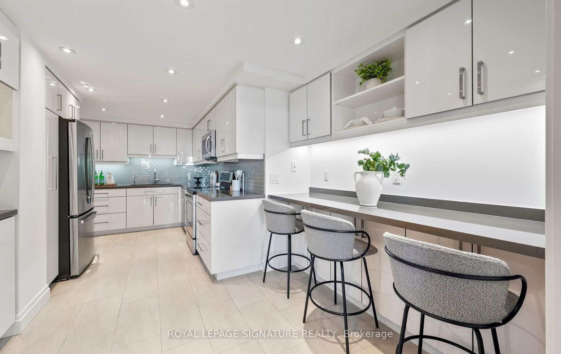 1 Concorde Place 1704 Property Photo 16