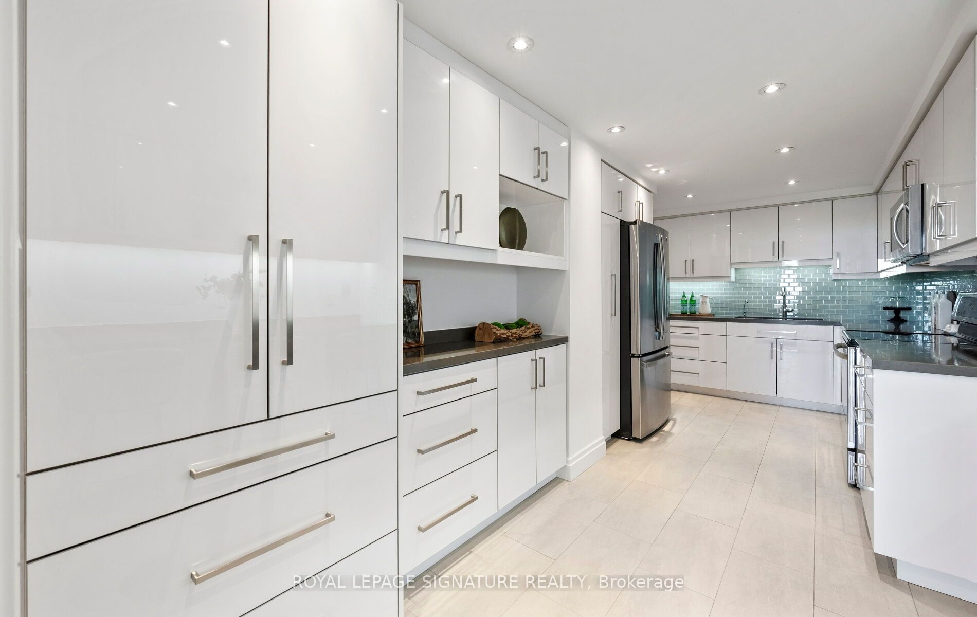 1 Concorde Place 1704 Property Photo 17