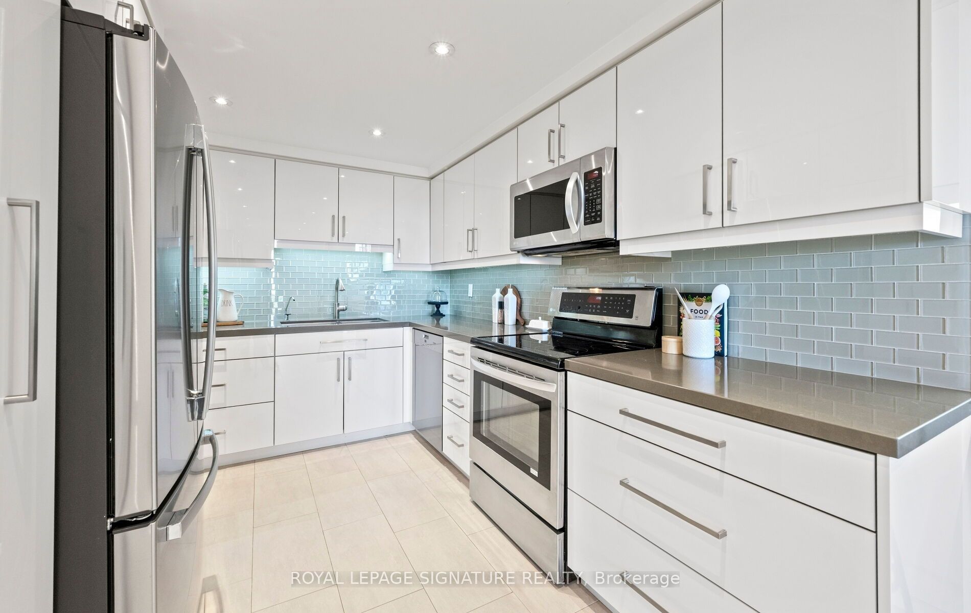1 Concorde Place 1704 Property Photo 18