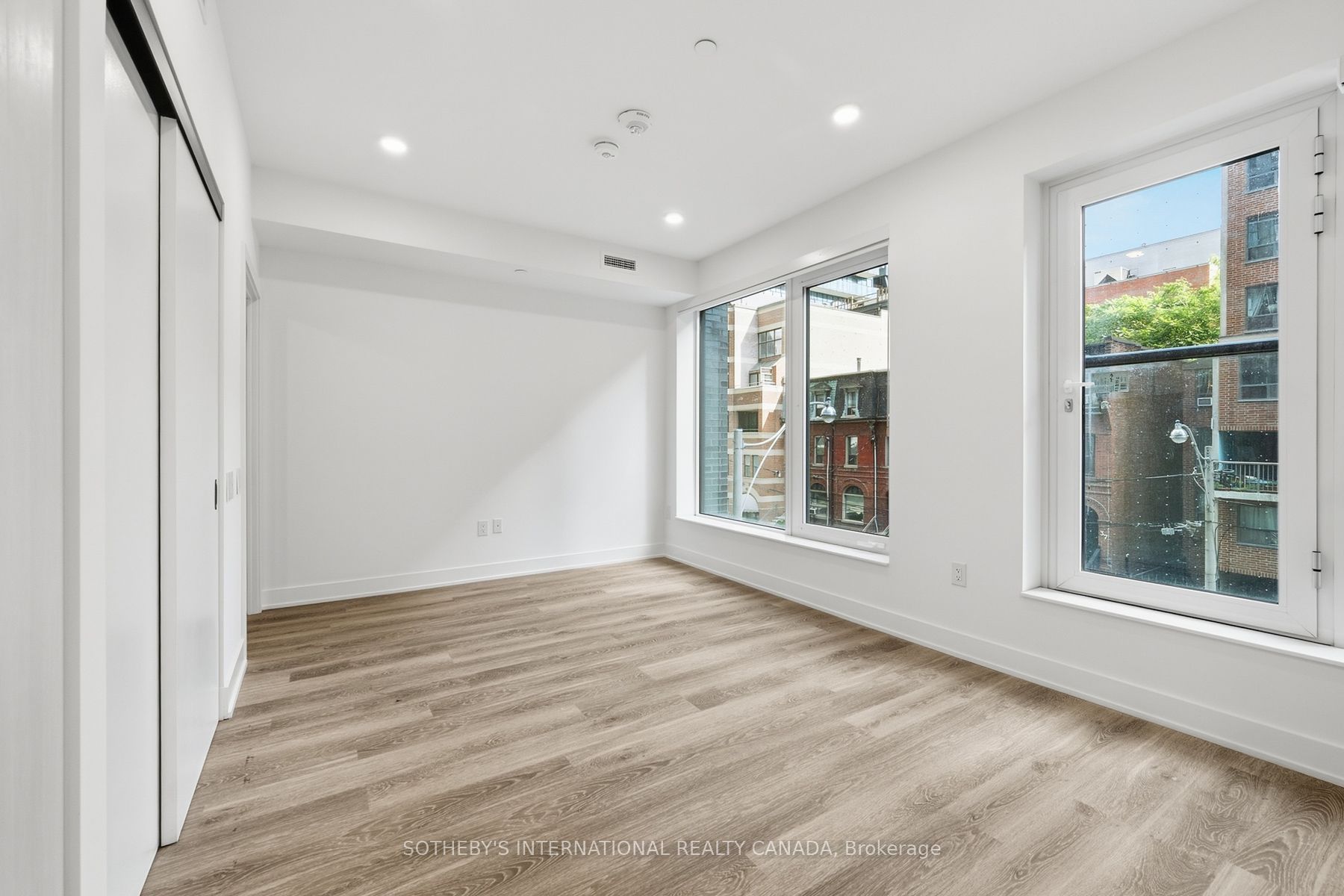 30 Mutual Street E0201 Property Photo 4
