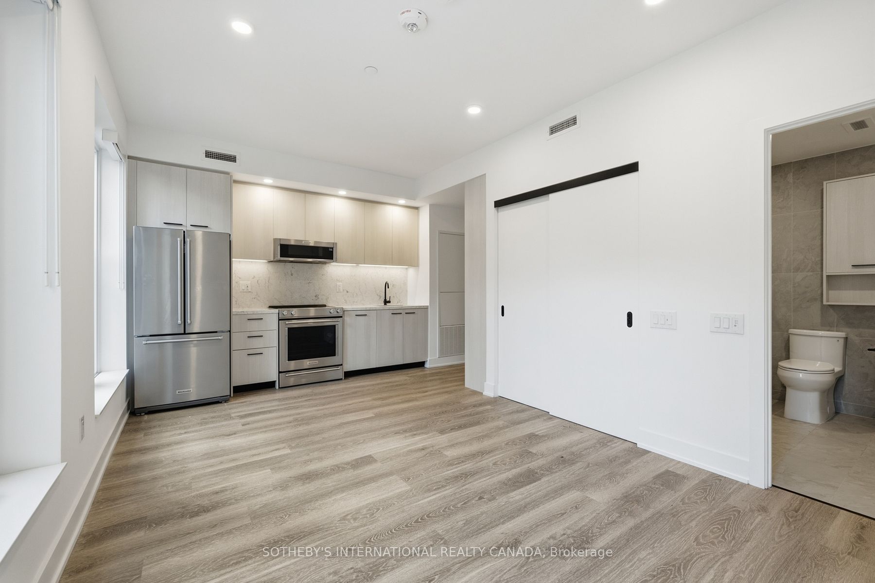 30 Mutual Street E0201 Property Photo 6