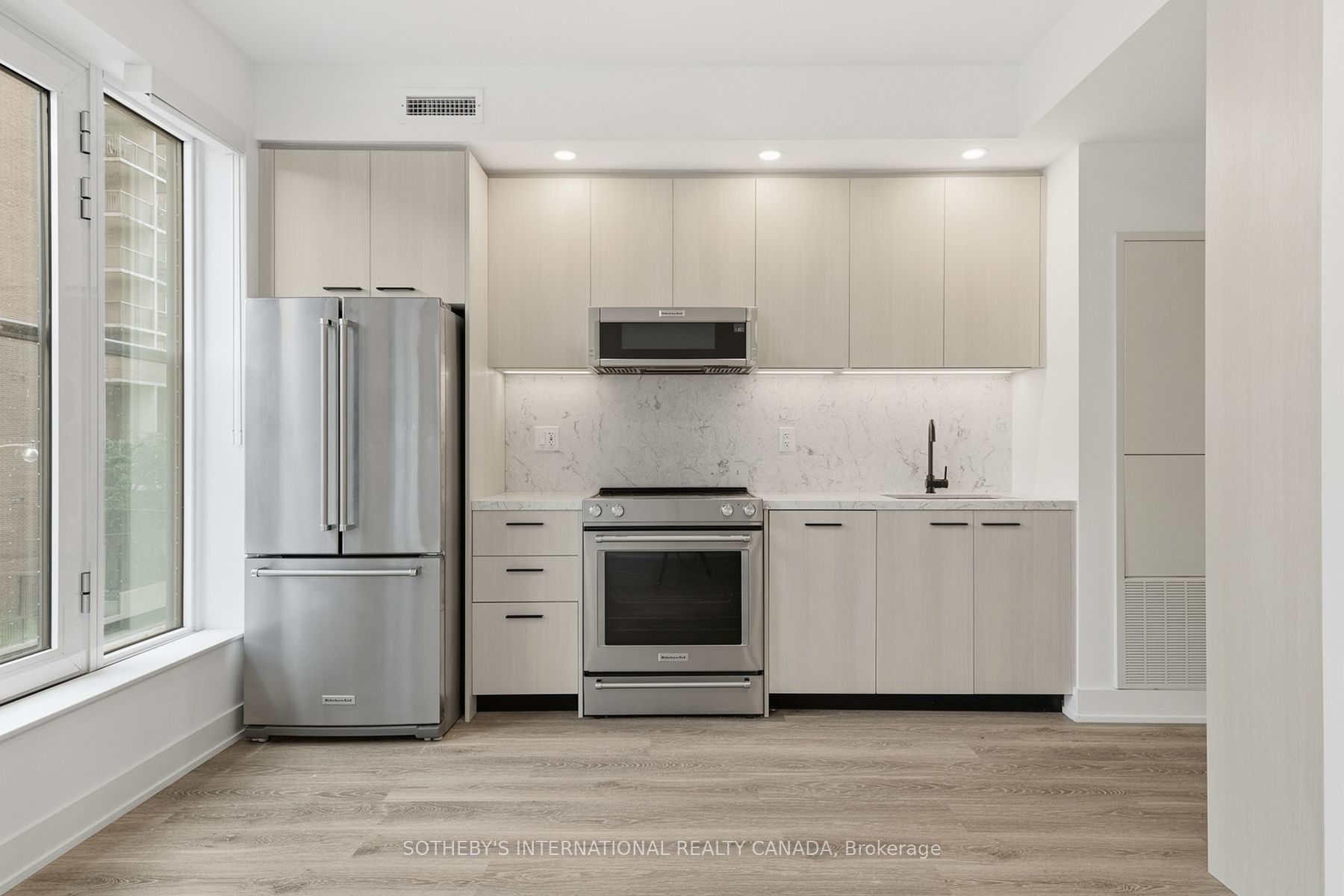 30 Mutual Street E0201 Property Photo 7