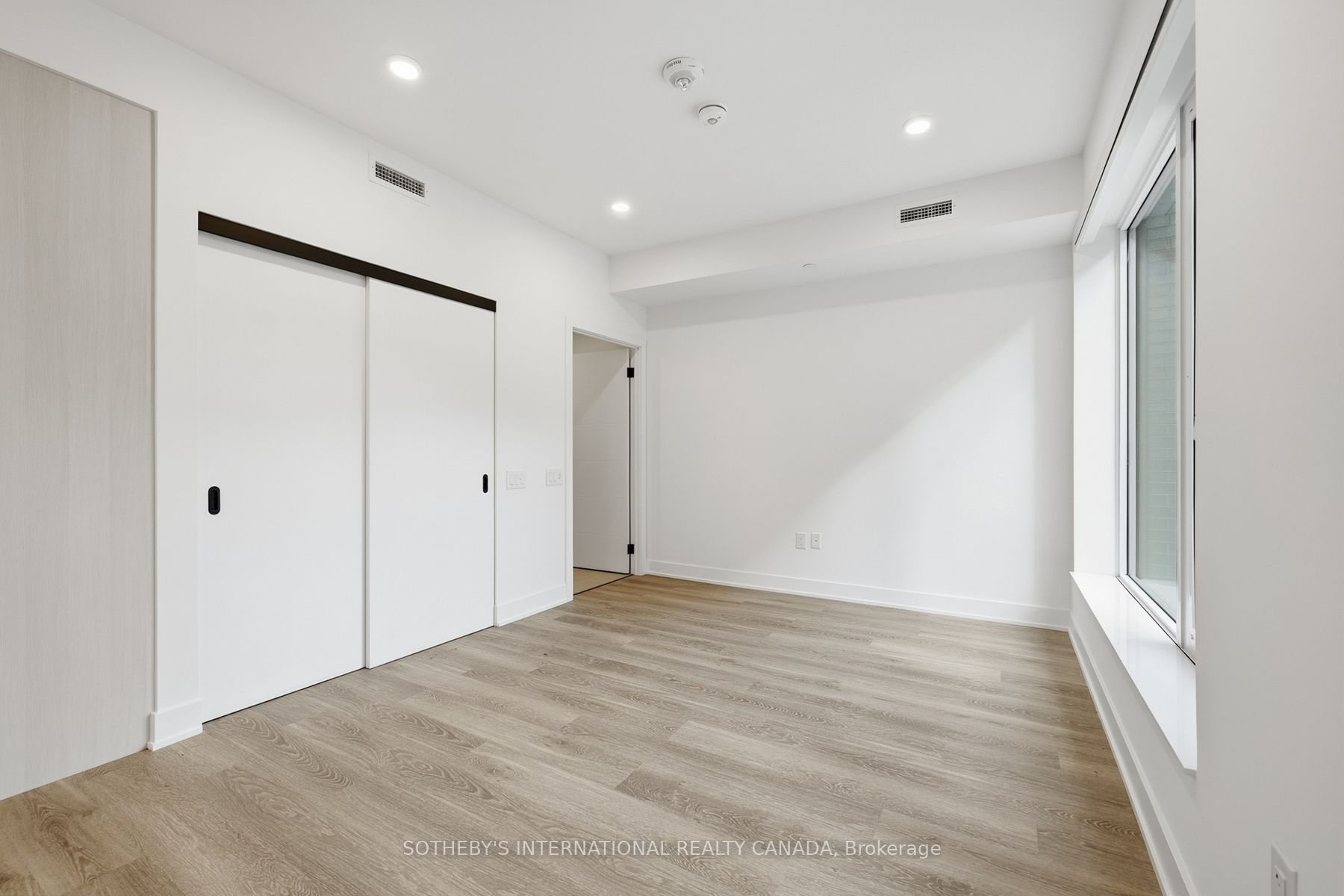 30 Mutual Street E0207 Property Photo 5