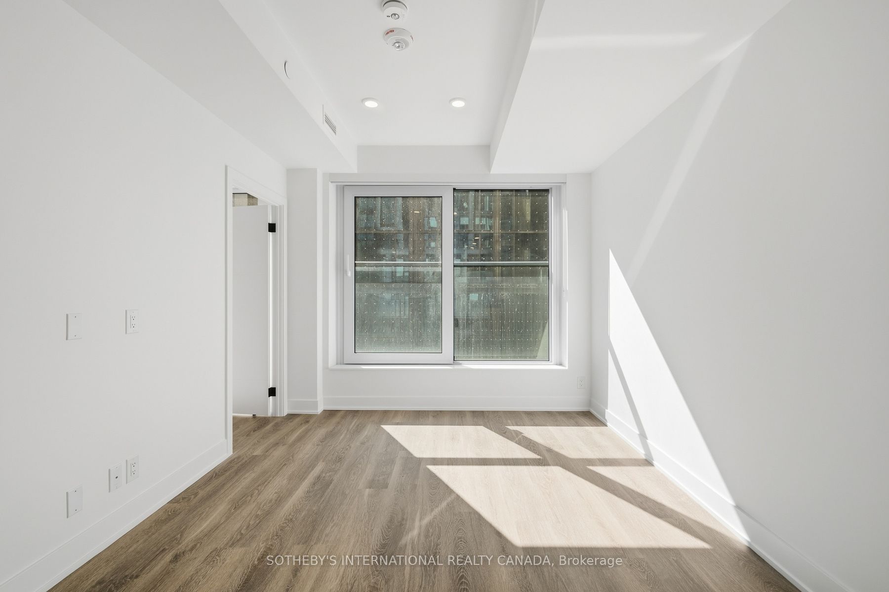 30 Mutual Street E1003 Property Photo 4