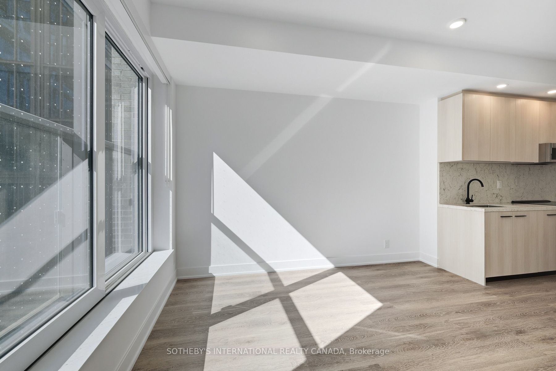 30 Mutual Street E1003 Property Photo 5