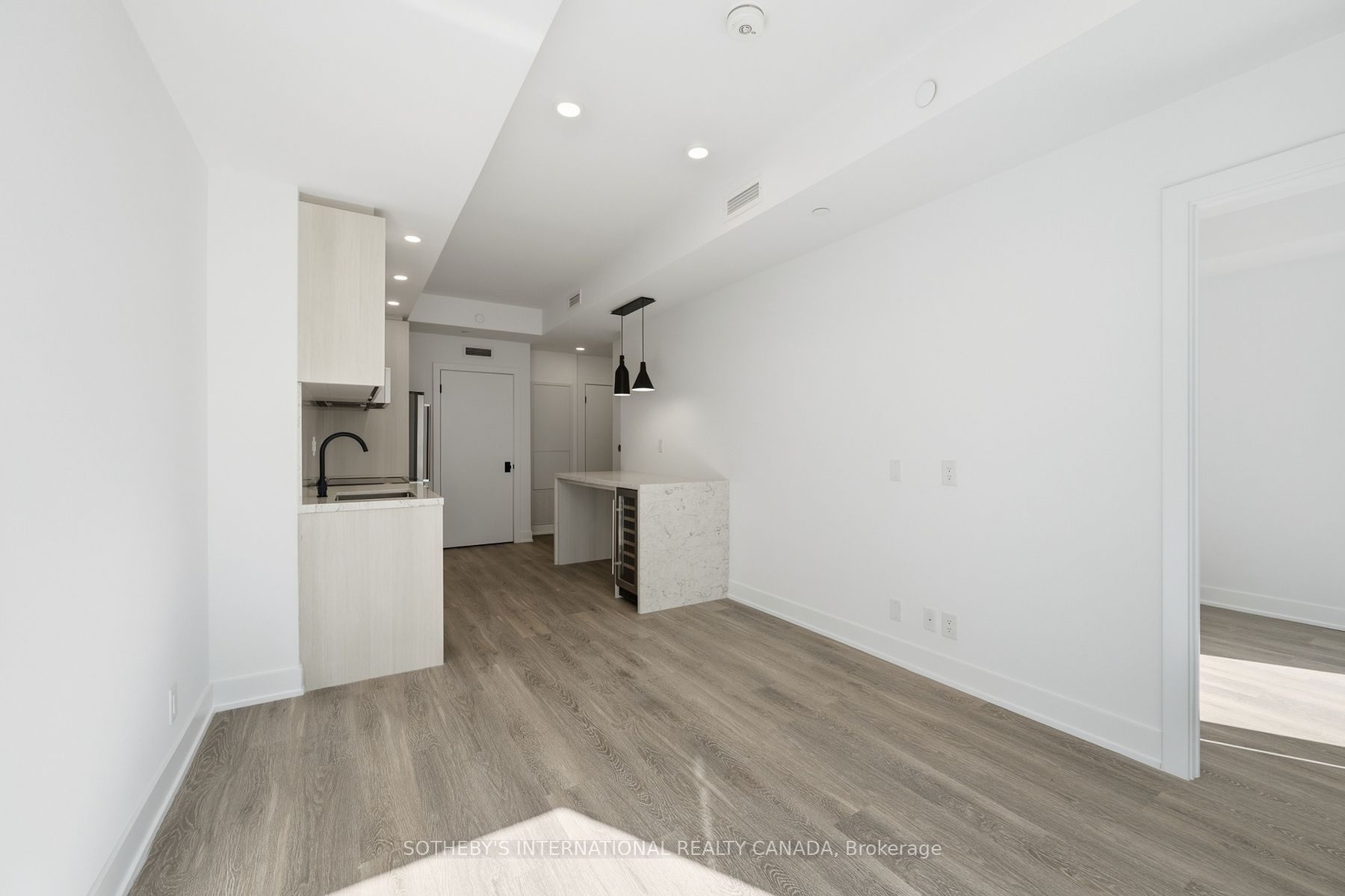 30 Mutual Street E1003 Property Photo 6