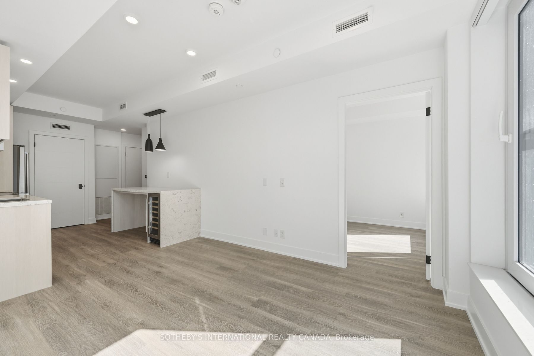 30 Mutual Street E1003 Property Photo 7