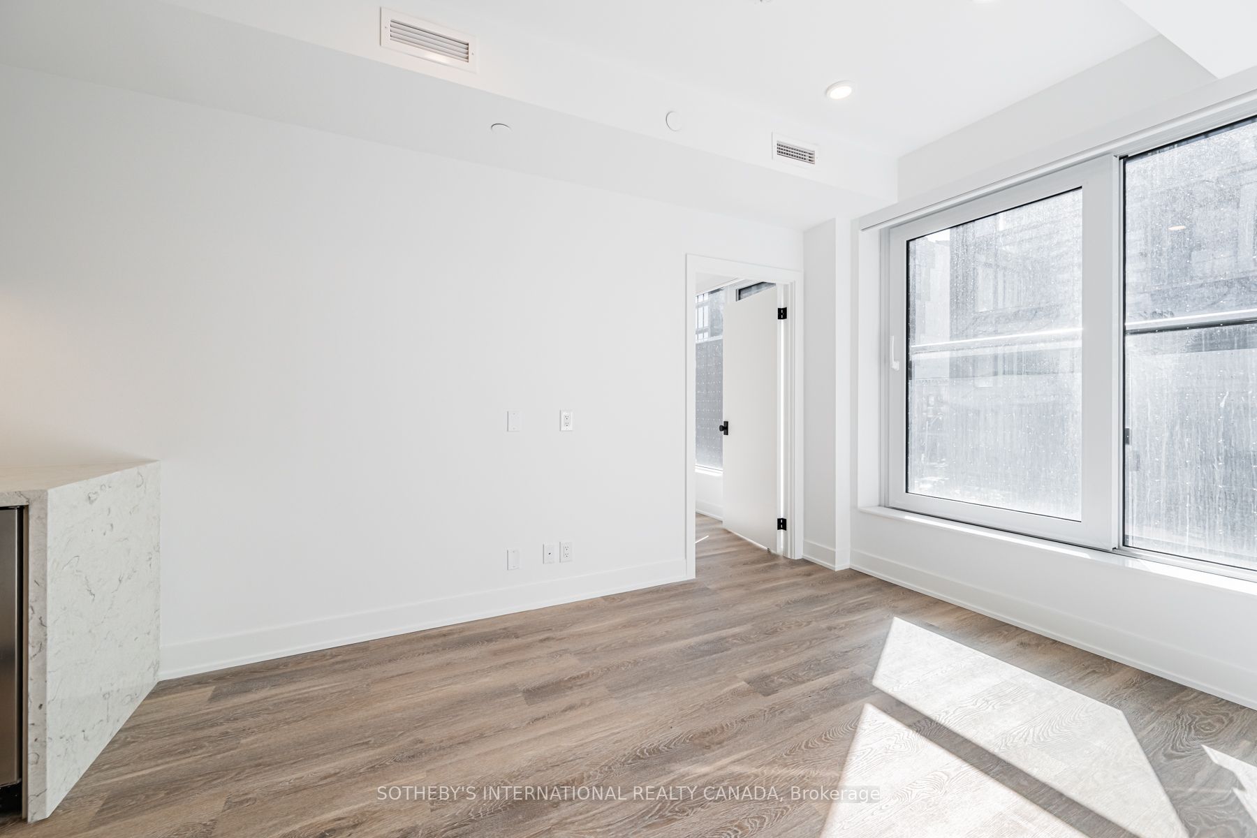 30 Mutual Street E1003 Property Photo 8