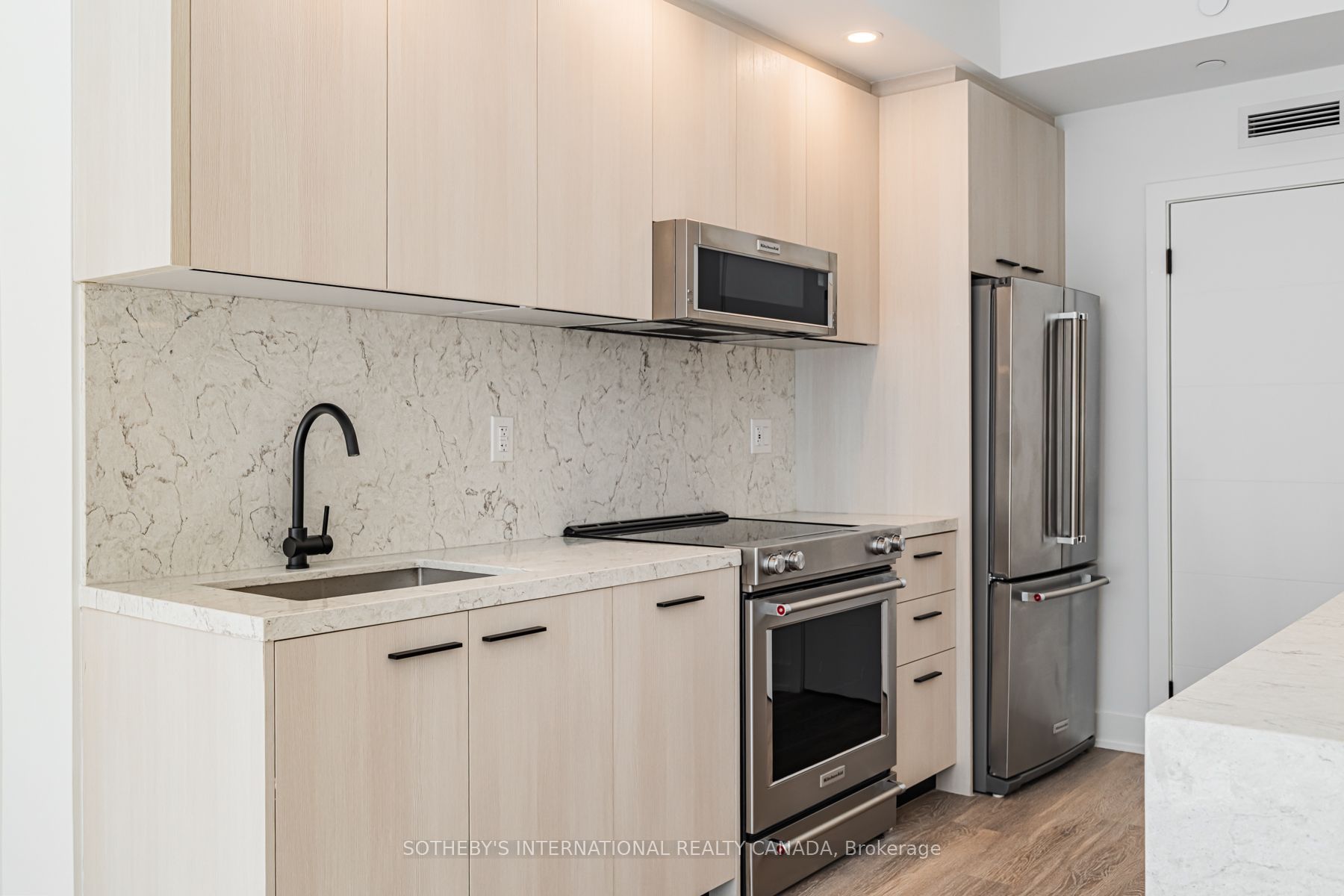 30 Mutual Street E1003 Property Photo 10
