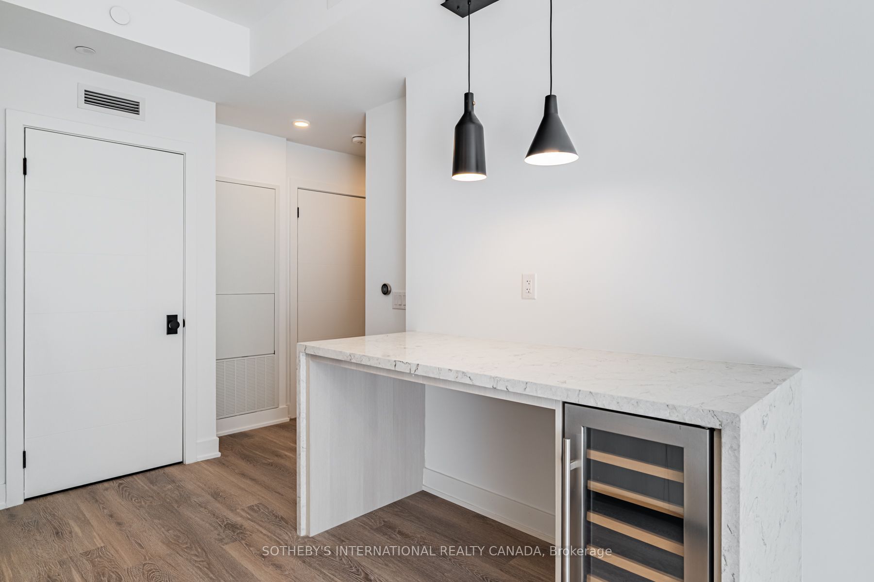 30 Mutual Street E1003 Property Photo 12