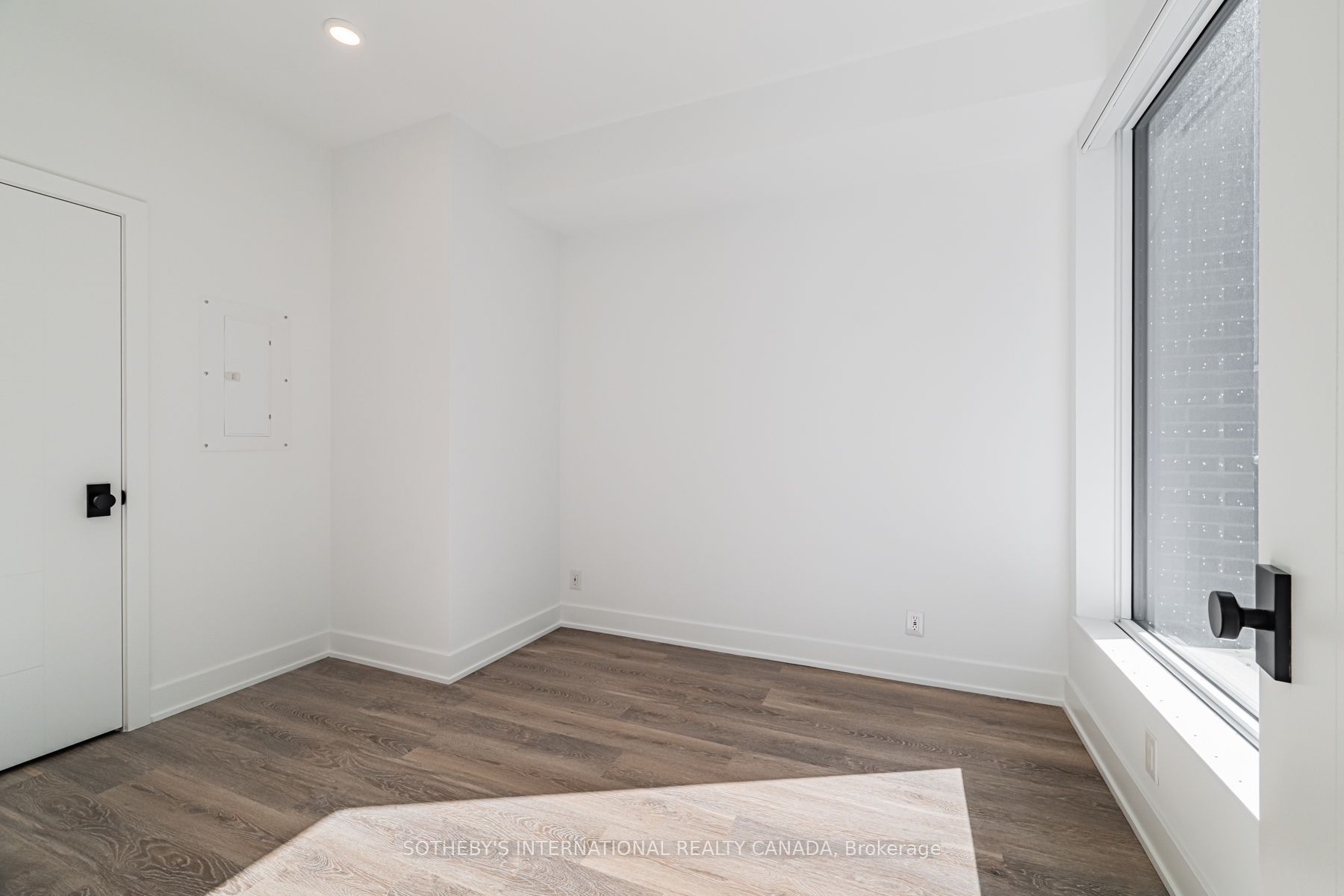 30 Mutual Street E1003 Property Photo 13