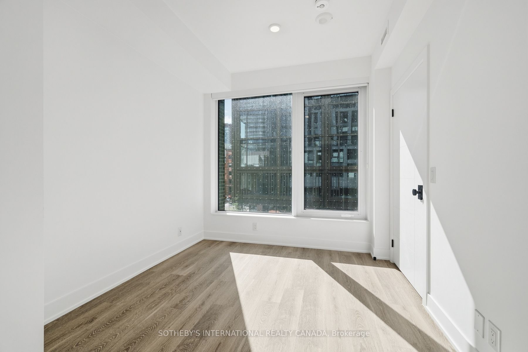 30 Mutual Street E1003 Property Photo 14