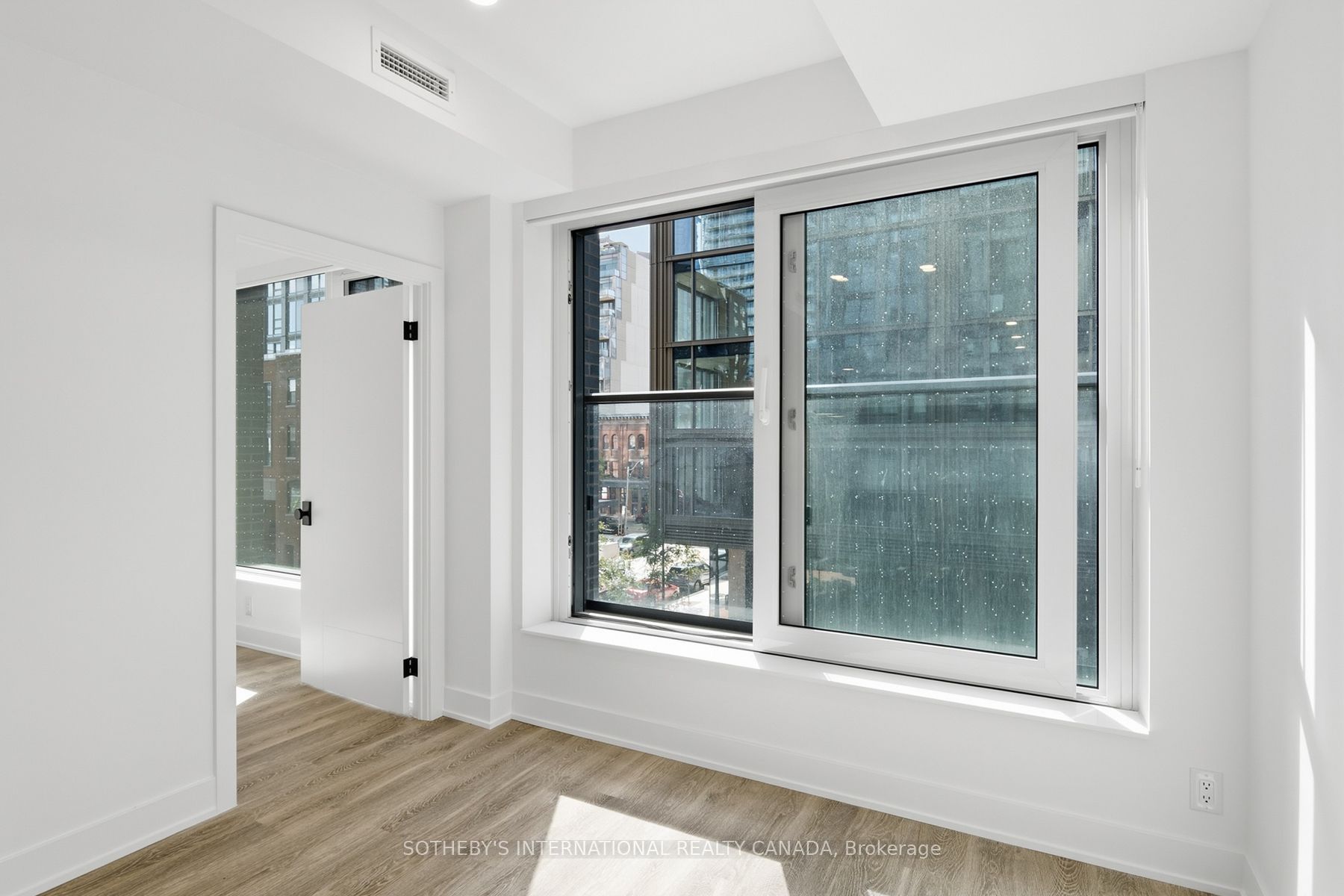 30 Mutual Street E1003 Property Photo 20
