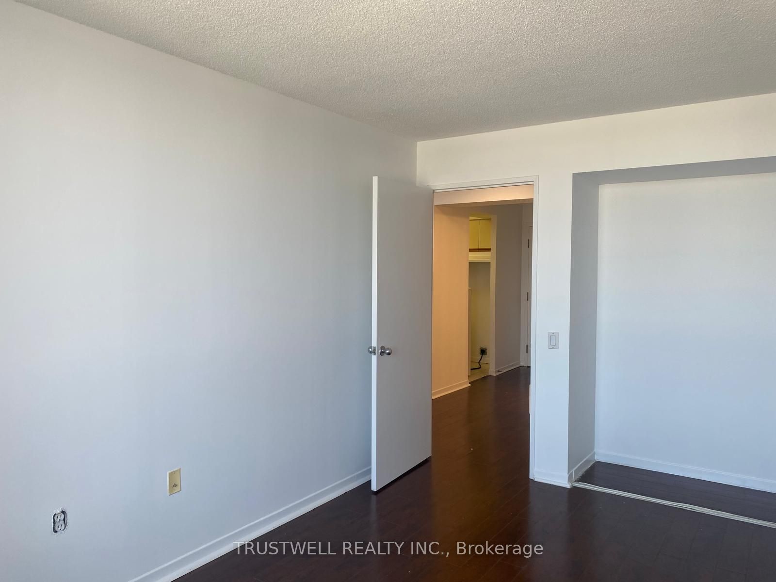 21 Overlea Boulevard 1107 Property Photo 6