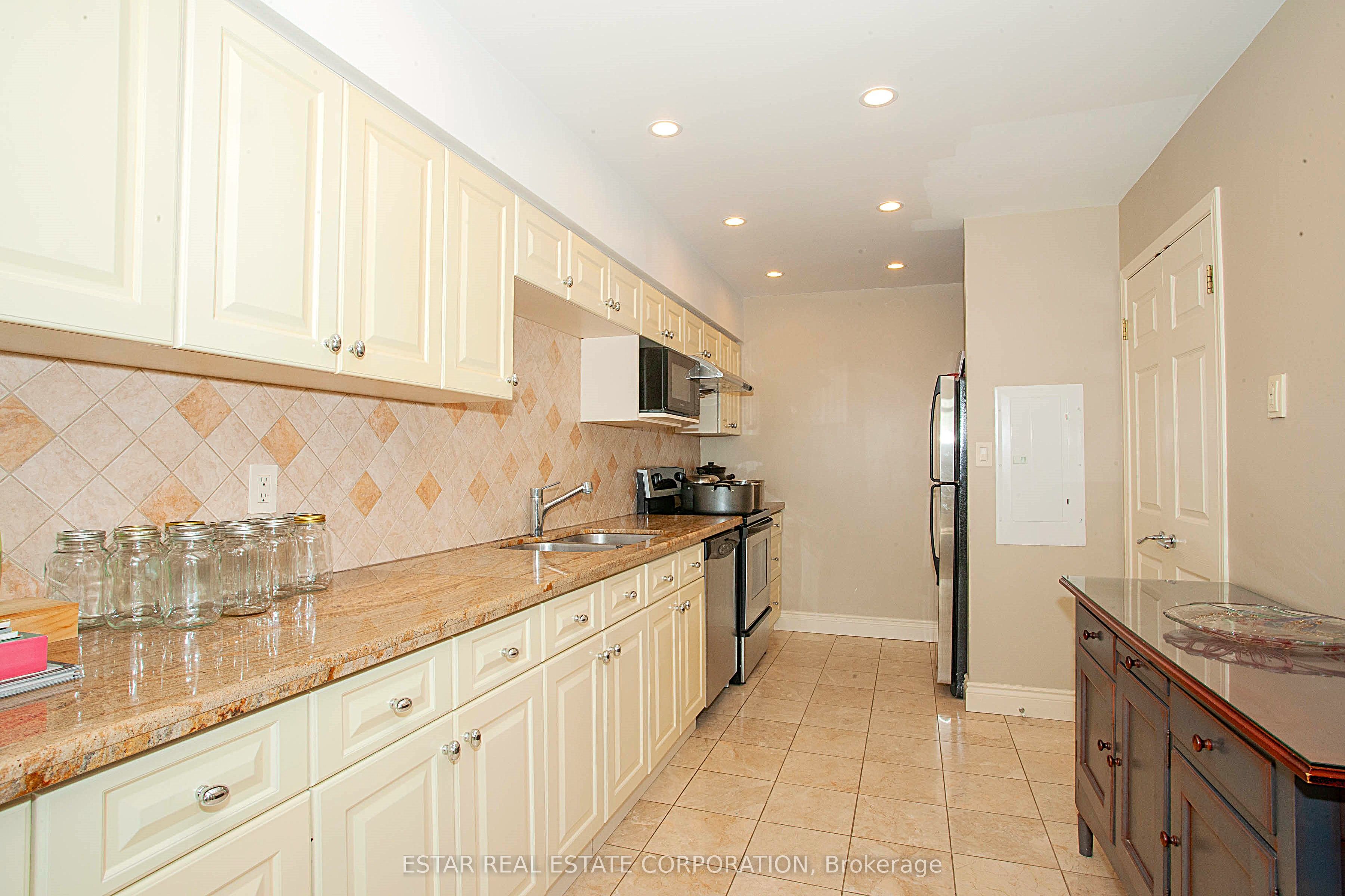 3300 Don Mills Road Ph09 Property Photo 9