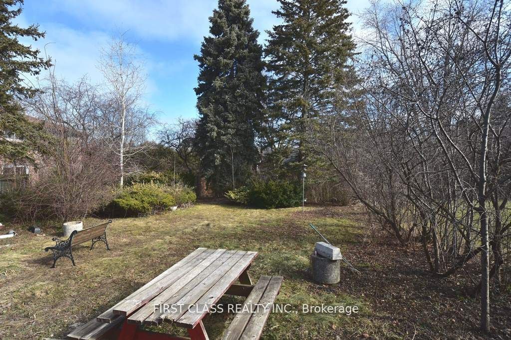319 Senlac Road Front Property Photo 11