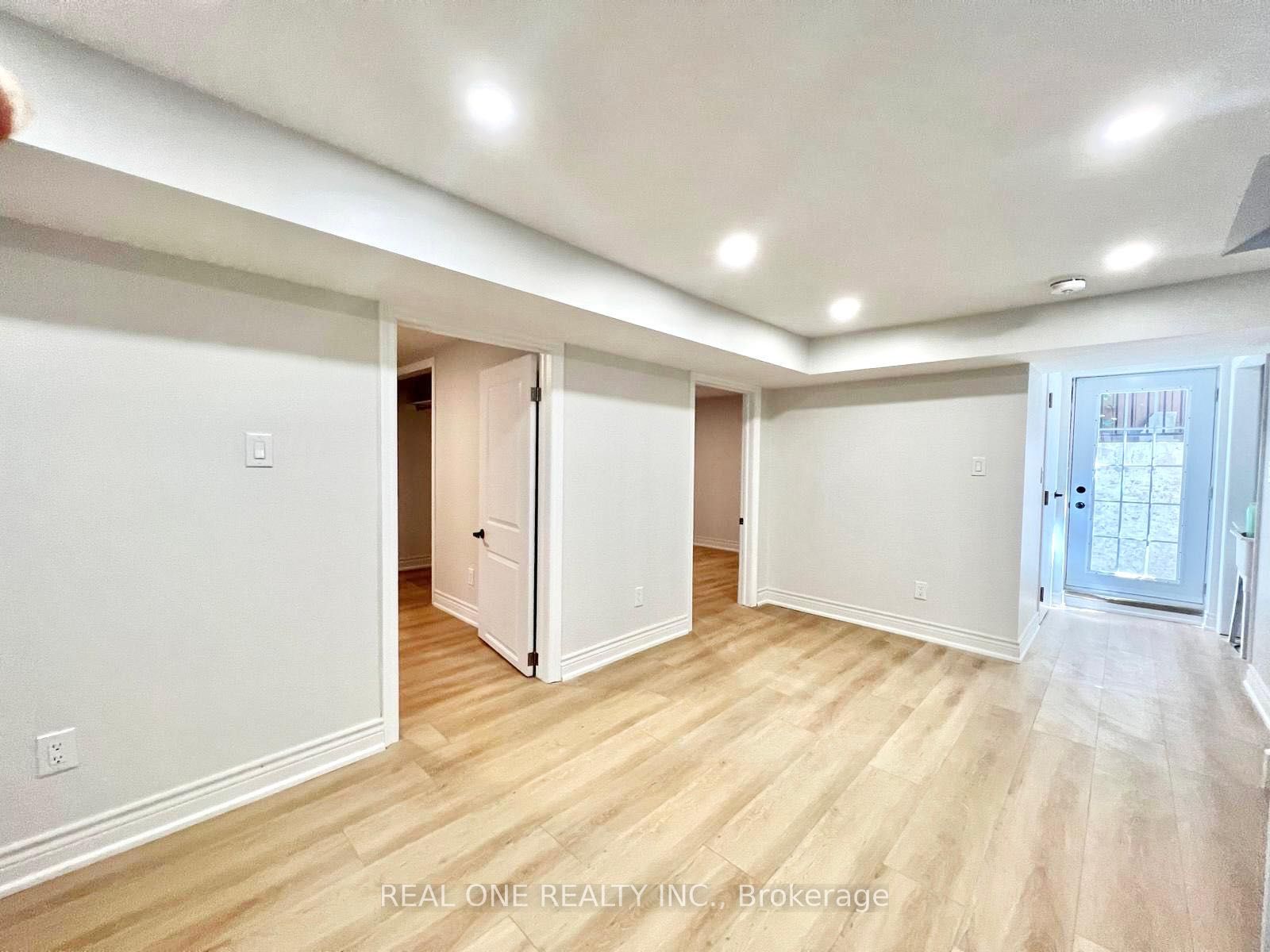 65 Dewlane Drive W Property Photo 3