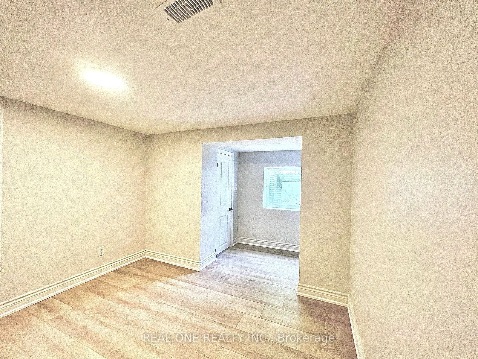 65 Dewlane Drive W Property Photo 5