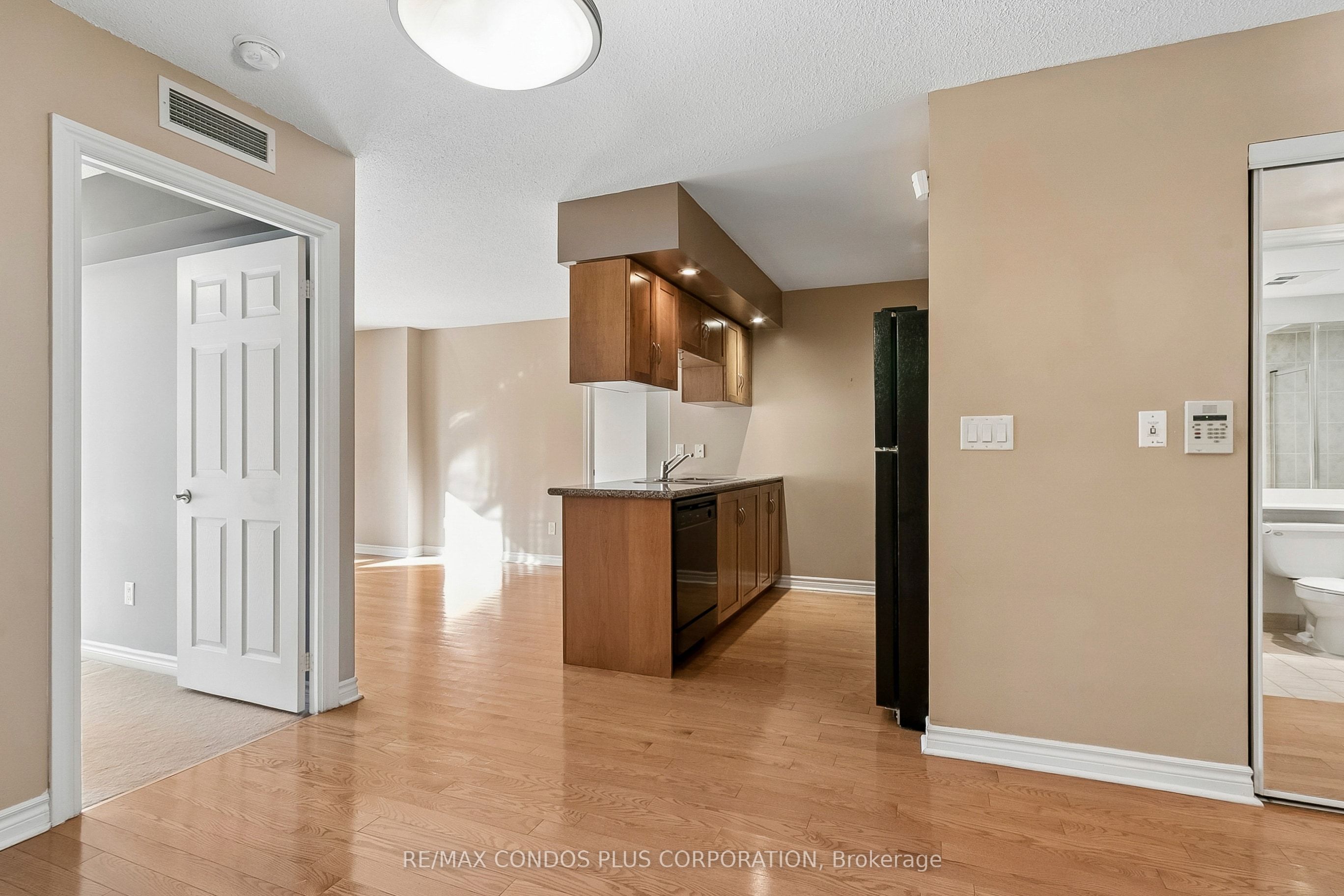 250 Wellington Street W 240 Property Photo 6