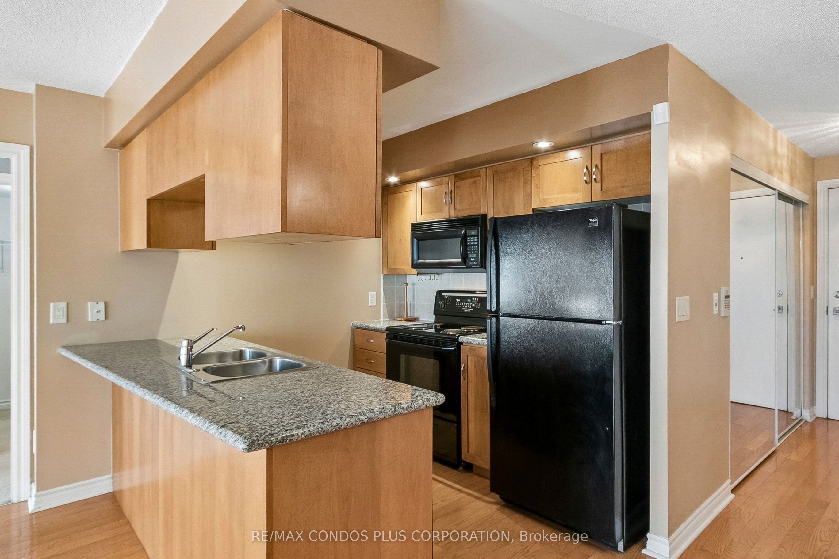 250 Wellington Street W 240 Property Photo 7