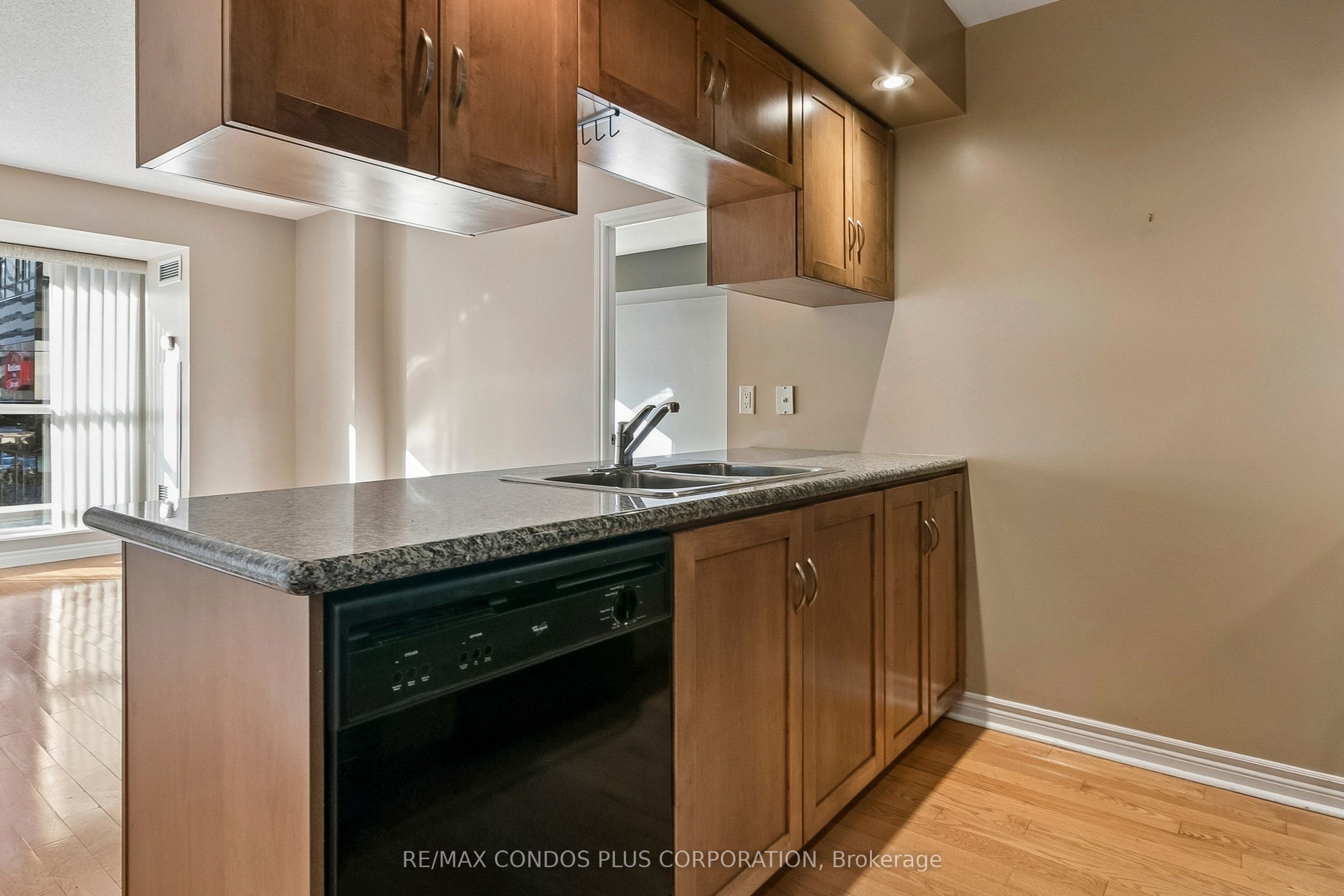 250 Wellington Street W 240 Property Photo 8
